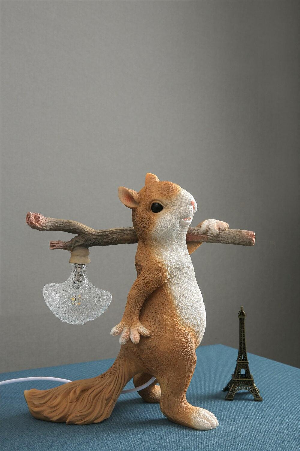 Modern Squirrel-Shaped Table Lamp - Cute Animal Desk Light for Kids Room, Study & Nursery Decor - Perfect Night Light for Bedtime Reading & Cozy Ambience