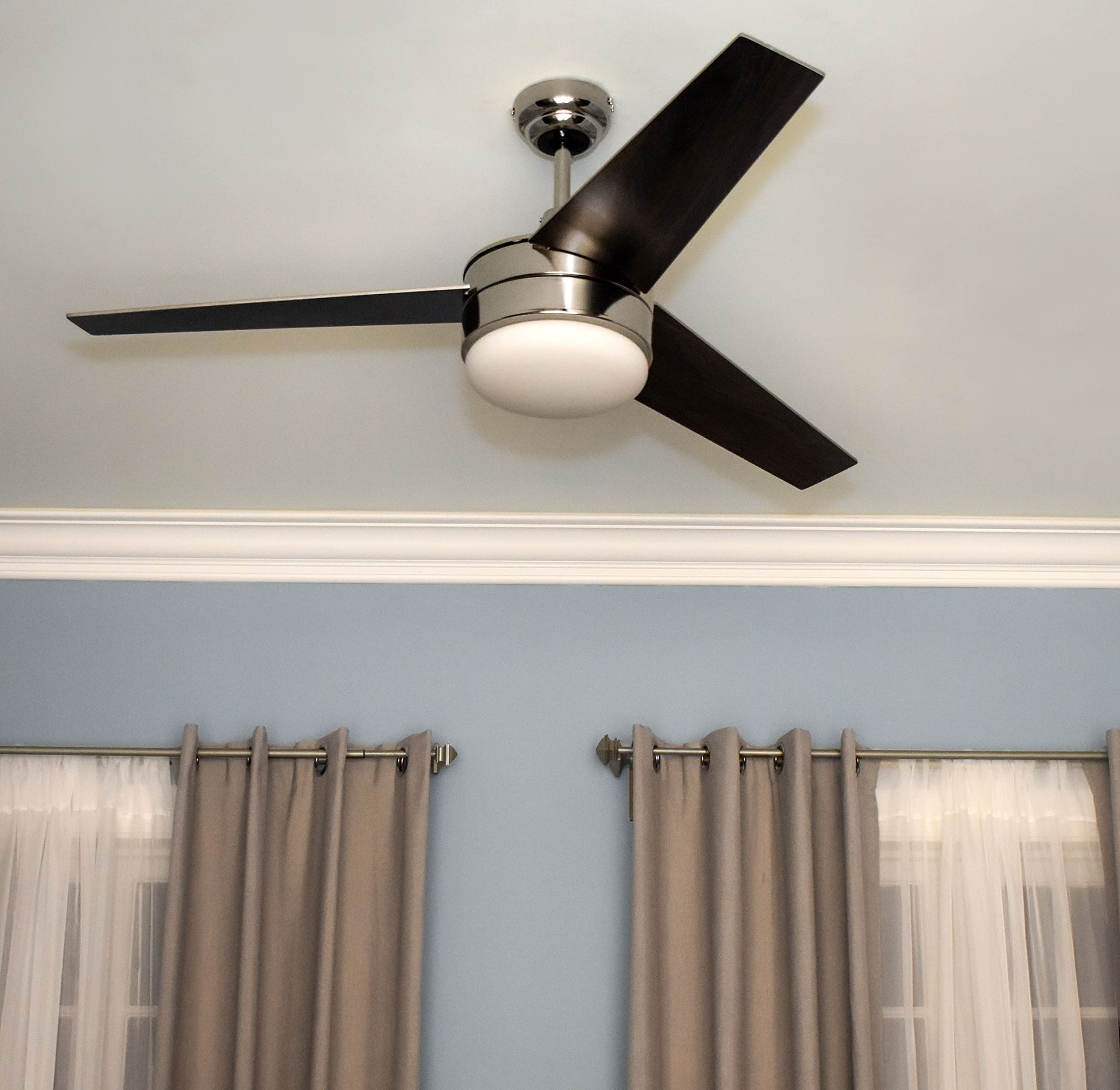 52 Inch Indoor Ceiling Fan with Light Kit - Modern White Flush Mount Fan with Remote Control & Reversible Motor - Perfect for Living Room, Bedroom & Office Spaces