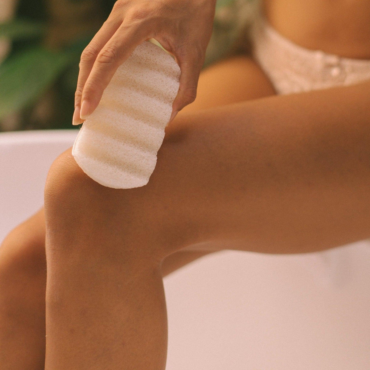 **Natural Konjac Loofah Body Sponge for Exfoliating & Cleansing – Gentle Vegan Skincare for Face & Body – Perfect for Sensitive Skin & Eco-Friendly Bath Routine**
