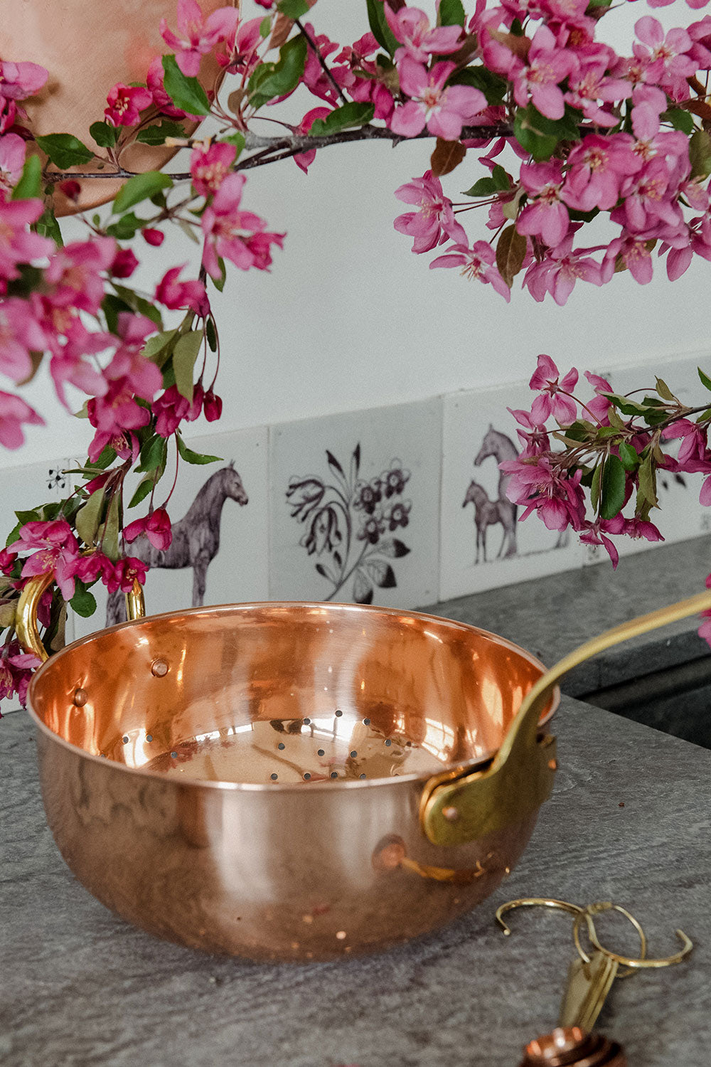 Stainless Steel Colander with Copper Finish - Durable Kitchen Strainer for Pasta, Salad & Vegetables - Perfect for Cooking, Draining & Serving