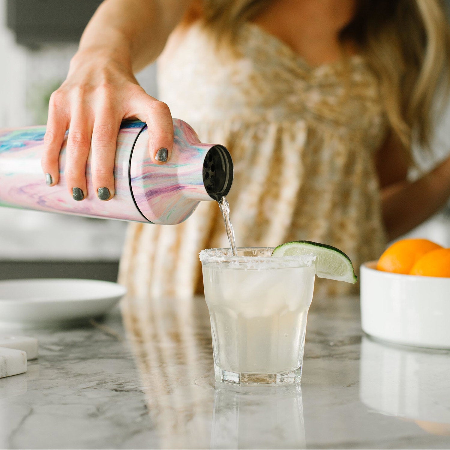 Premium Stainless Steel Classic Cocktail Shaker with Built-in Jigger Lid - Perfect for Home Bars, Cocktail Parties & Professional Mixology