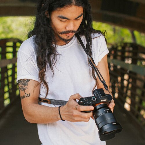Peak Design Leash Camera Strap - Adjustable & Comfortable DSLR/SLR/Mirrorless Camera Neck Strap for Photographers - Perfect for Travel, Hiking & Outdoor Photography