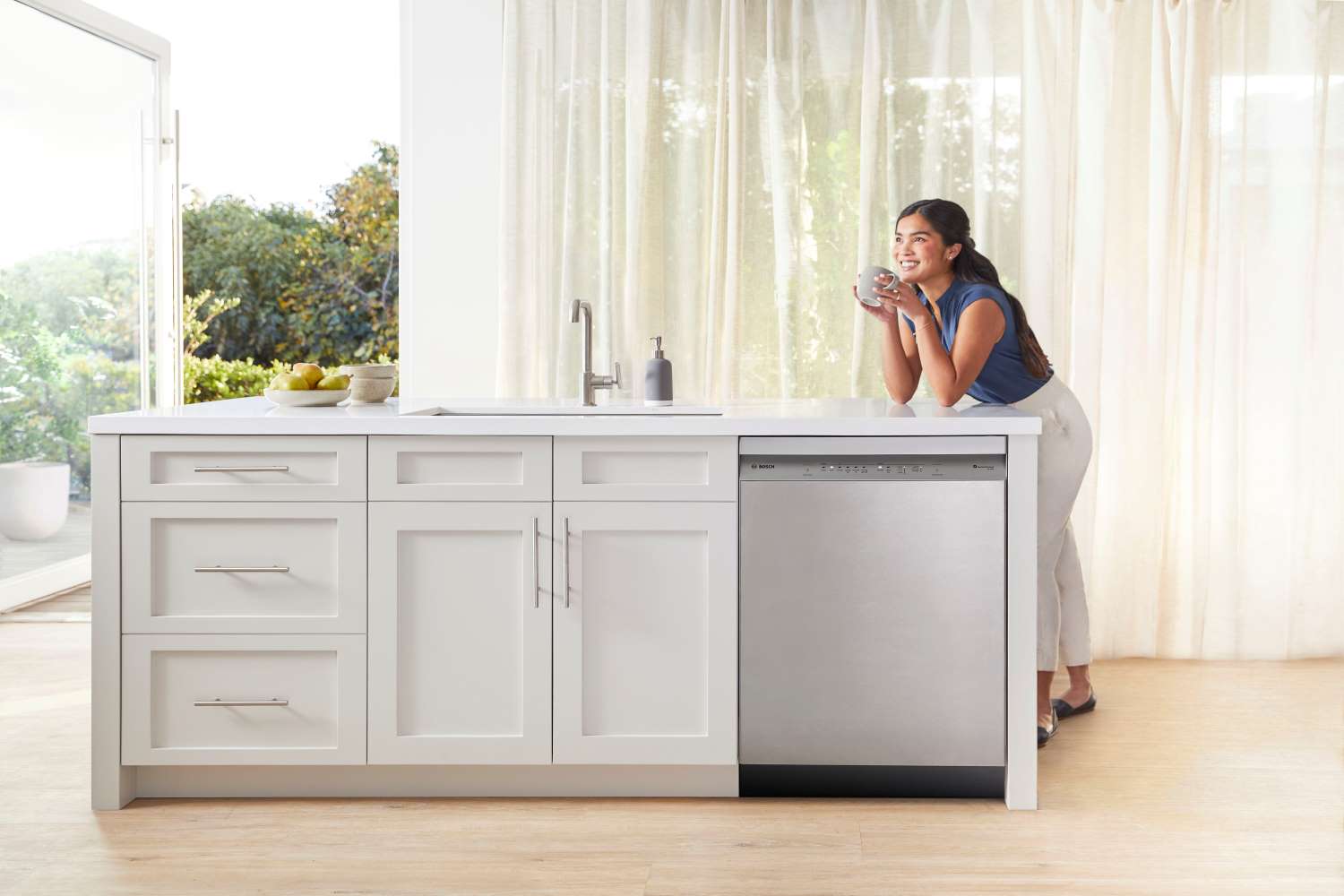 Bosch 24 Inch Stainless Steel Smart Dishwasher with Anti-Fingerprint Finish, Home Connect & Third Rack - SHX5AEM5N | Perfect for Modern Kitchens & Large Families
