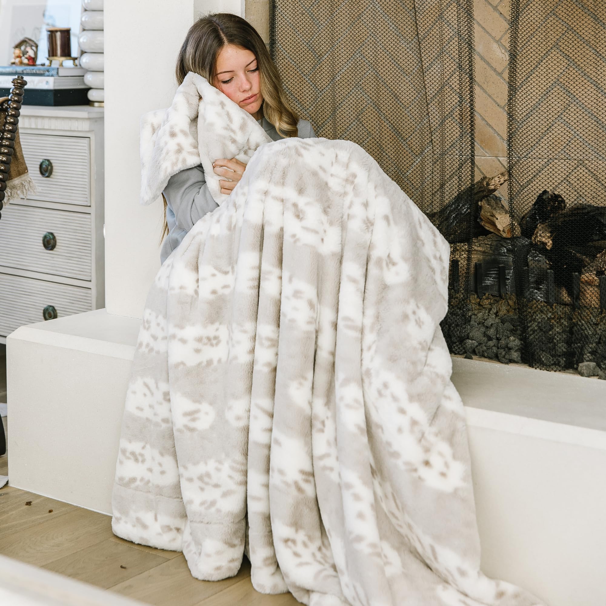 Ultra Soft Arctic Lynx Faux Fur Minky Blanket - Fluffy Luxury Throw for Couch, Bed & Home Decor - Posh Collection Medium Size - Perfect for Cozy Nights, Movie Time & Winter Warmth