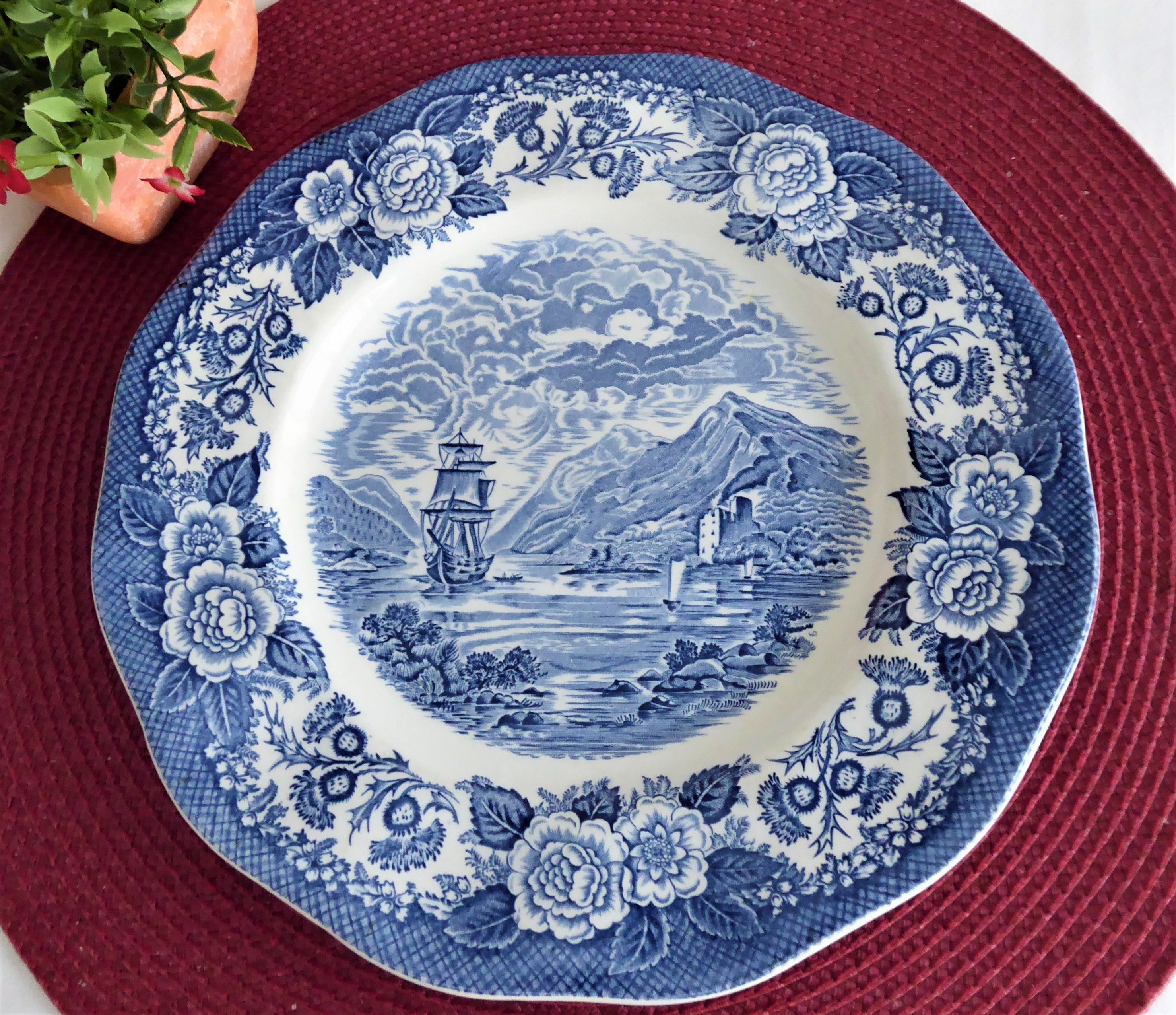 Vintage Royal Warwick England Blue Transferware Dinner Plate - Scottish Landscape Lochs of Scotland Design, 1970s Retro Dinnerware for Elegant Dining & Collectors