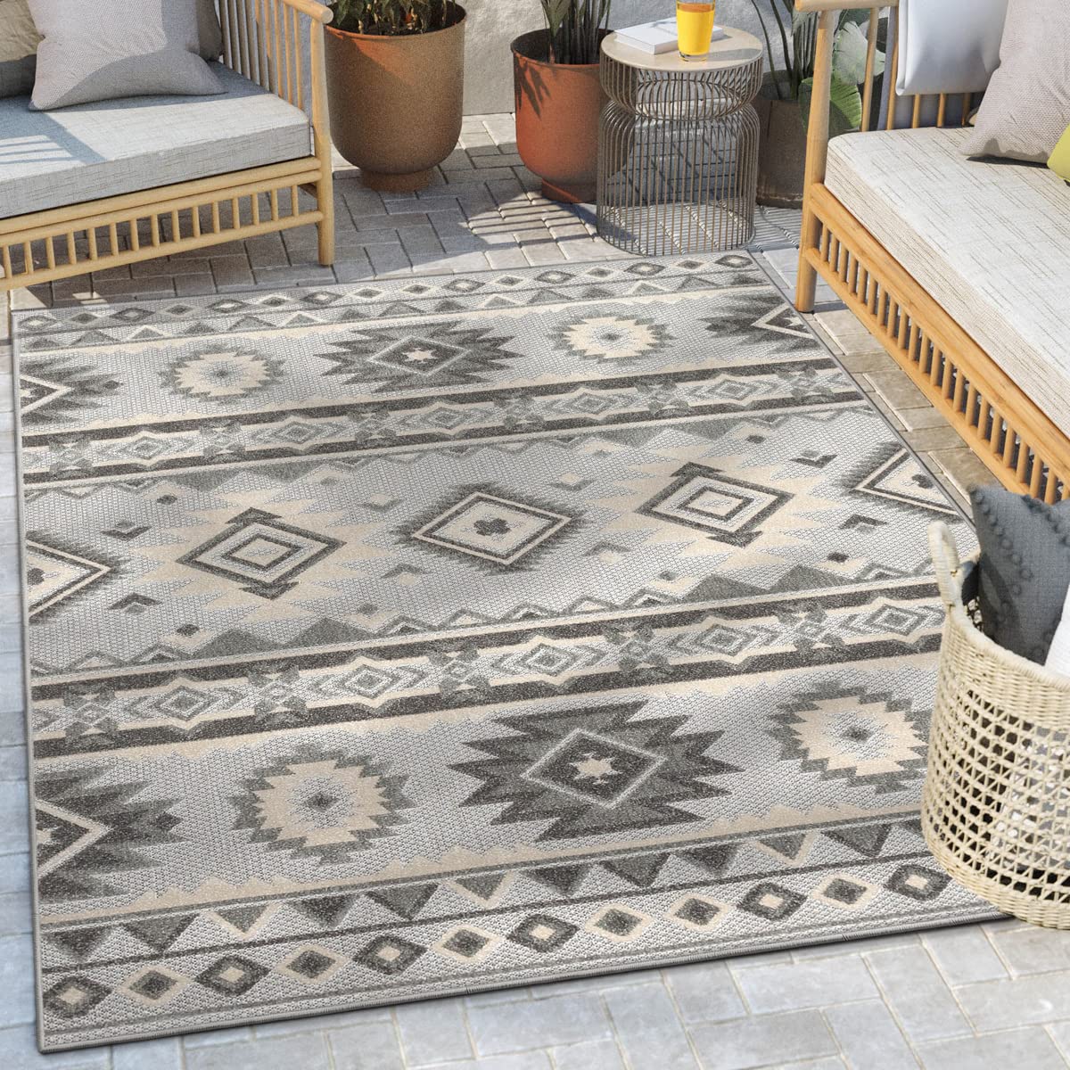 Well Woven Mamba Grey Southwestern Indoor/Outdoor Area Rug 6'7