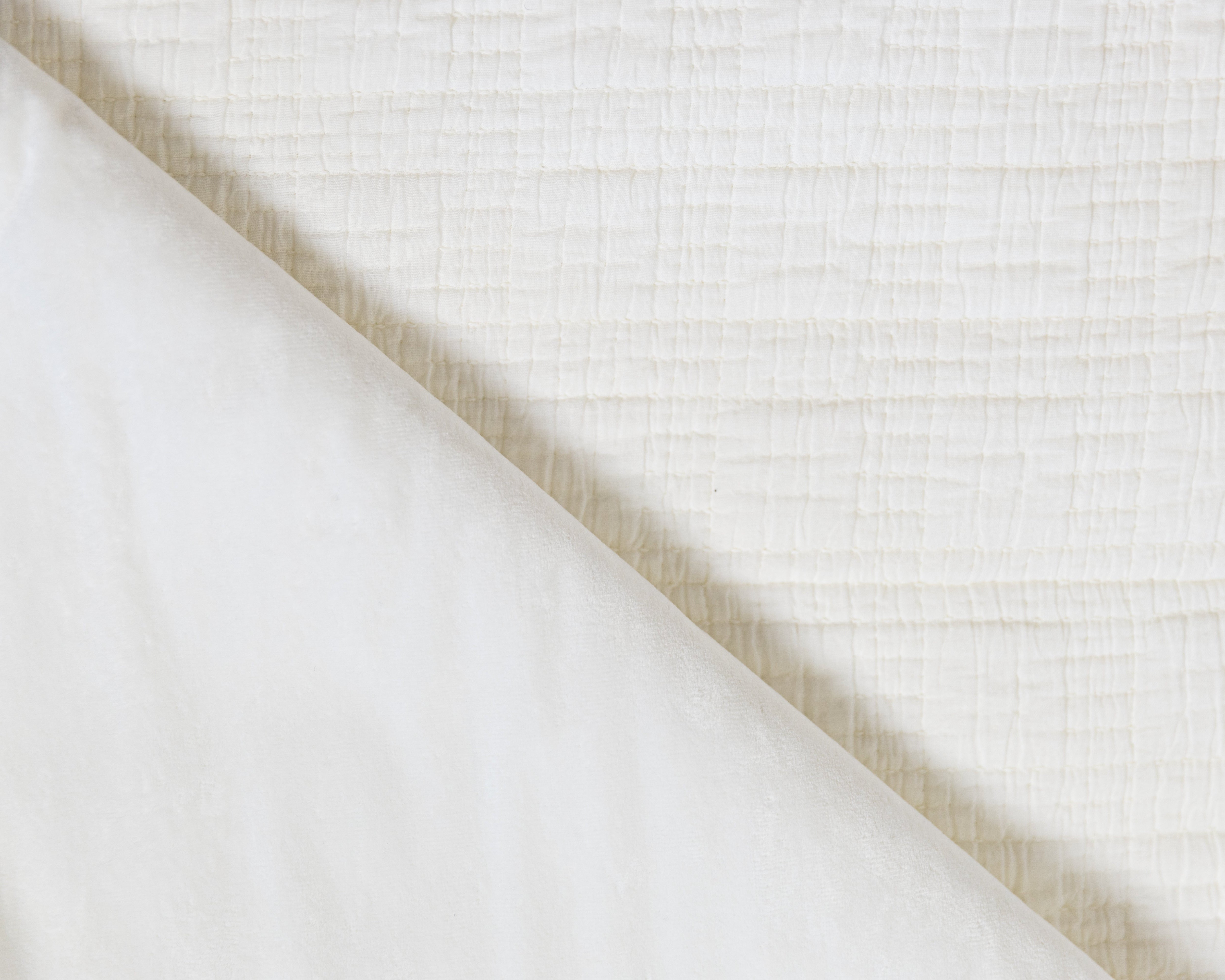 Anna Luxe Soft & Cozy Blanket - Ultra Plush Fleece Throw for Bed, Couch & Travel - Perfect for Winter, Gifts & Home Decor