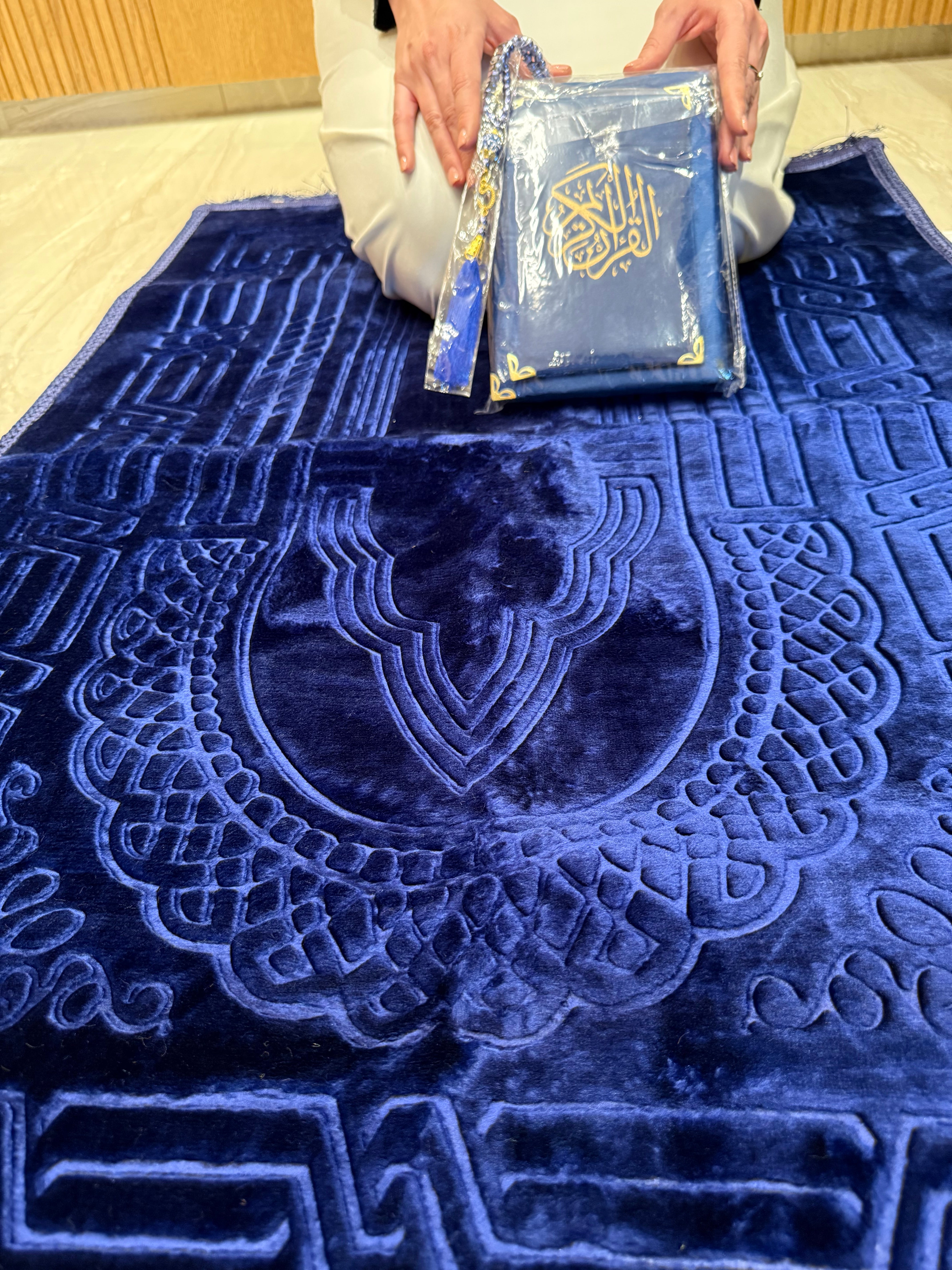Luxury Velvet Prayer Set for Women & Men - Soft & Comfortable Islamic Prayer Mat & Scarf - Perfect for Home, Mosque & Travel Use