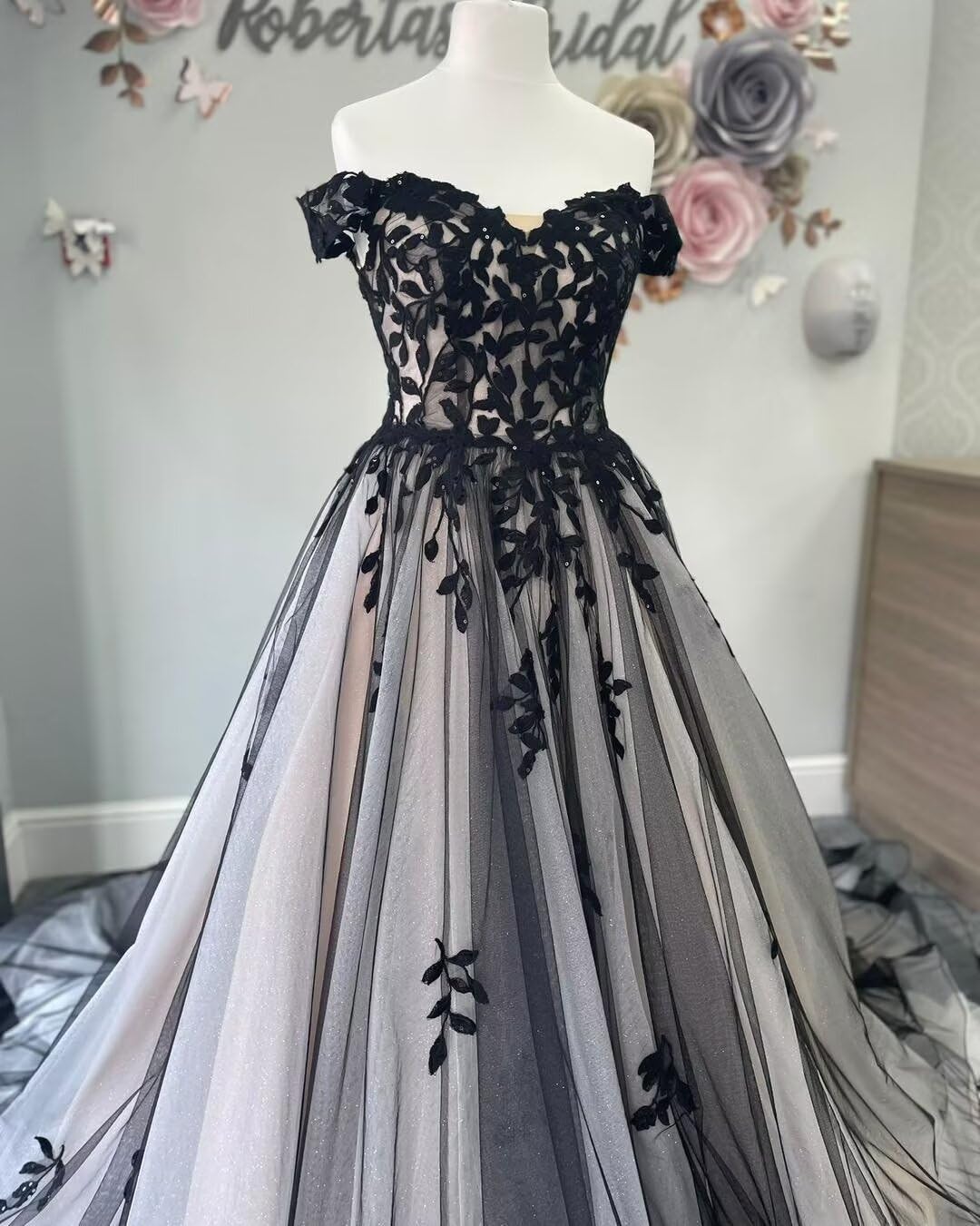 Elegant Off Shoulder Boho Wedding Dress for Women - Lace Appliques Tulle Bridal Gown with Train | Perfect for Beach, Garden & Vintage Theme Weddings
