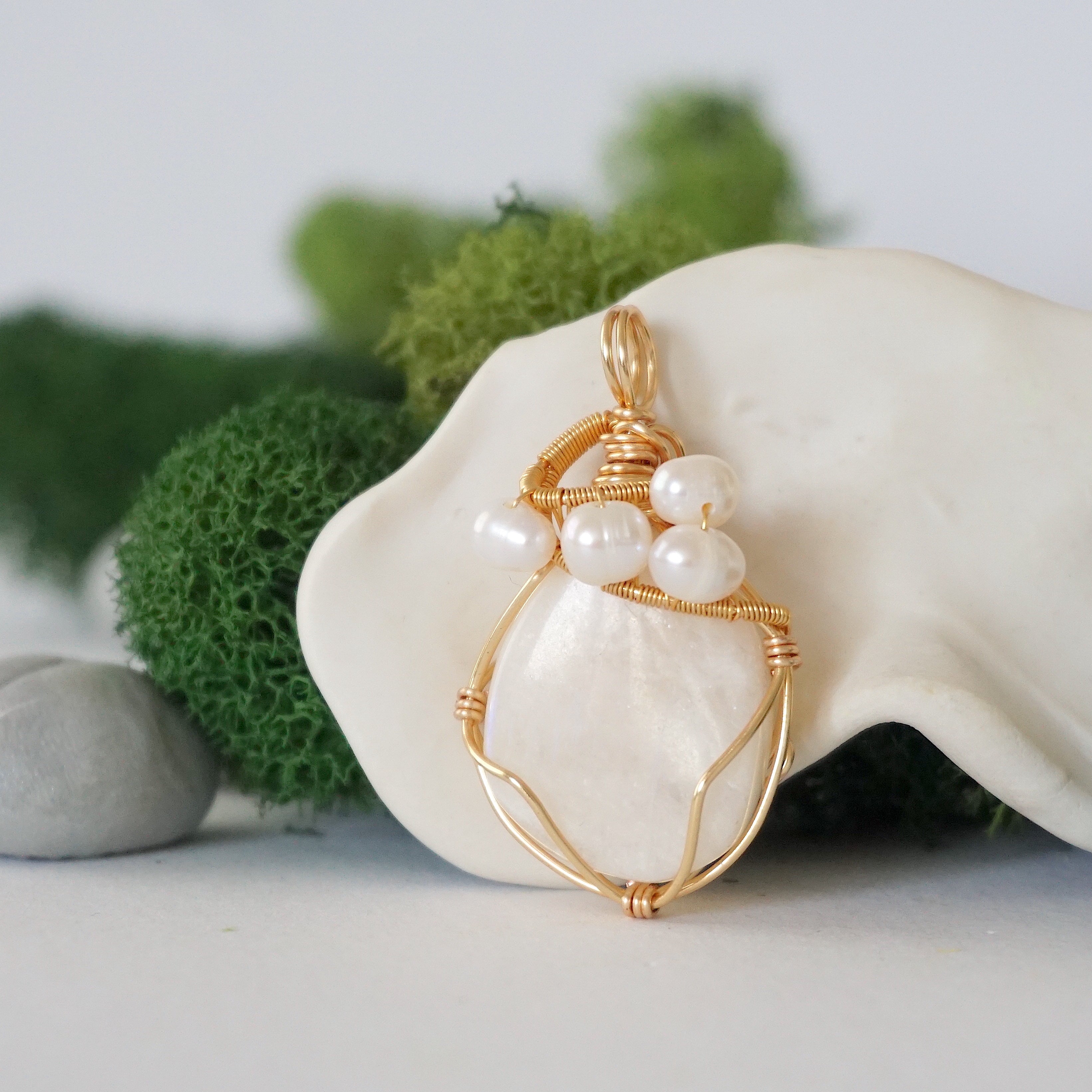 Natural Raw Crystal & Pearl Necklace with Gold Plated Pendant - Elegant Boho Jewelry for Women, Perfect for Weddings, Parties & Everyday Wear
