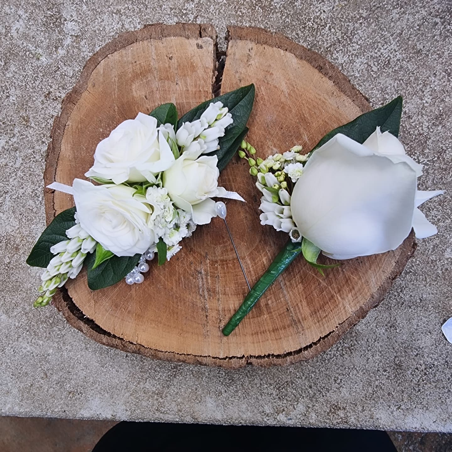 Fresh Flower Corsage and Boutonniere Set for Weddings, Prom, Homecoming, and Special Events - Elegant Floral Accessories for Brides, Grooms, and Guests