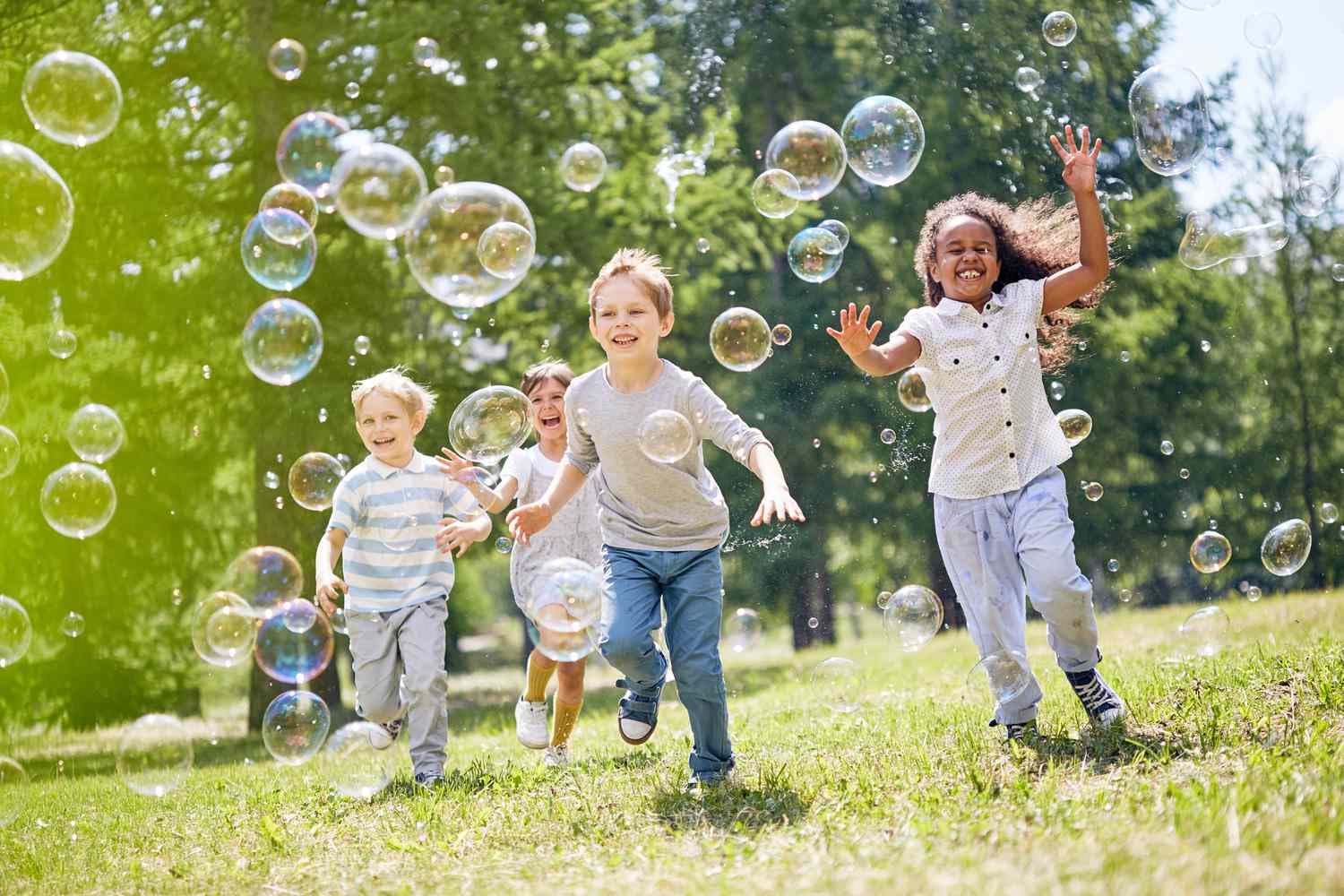 24Pcs Football Bubble Wands - Superbowl Party Favors, Kids Birthday Bubbles, Rugby & Football Bubble Blowing Toys for Adults & Children - Fun Touchdown Bubble Maker for Indoor/Outdoor Games, Sports Events & Birthday Celebrations
