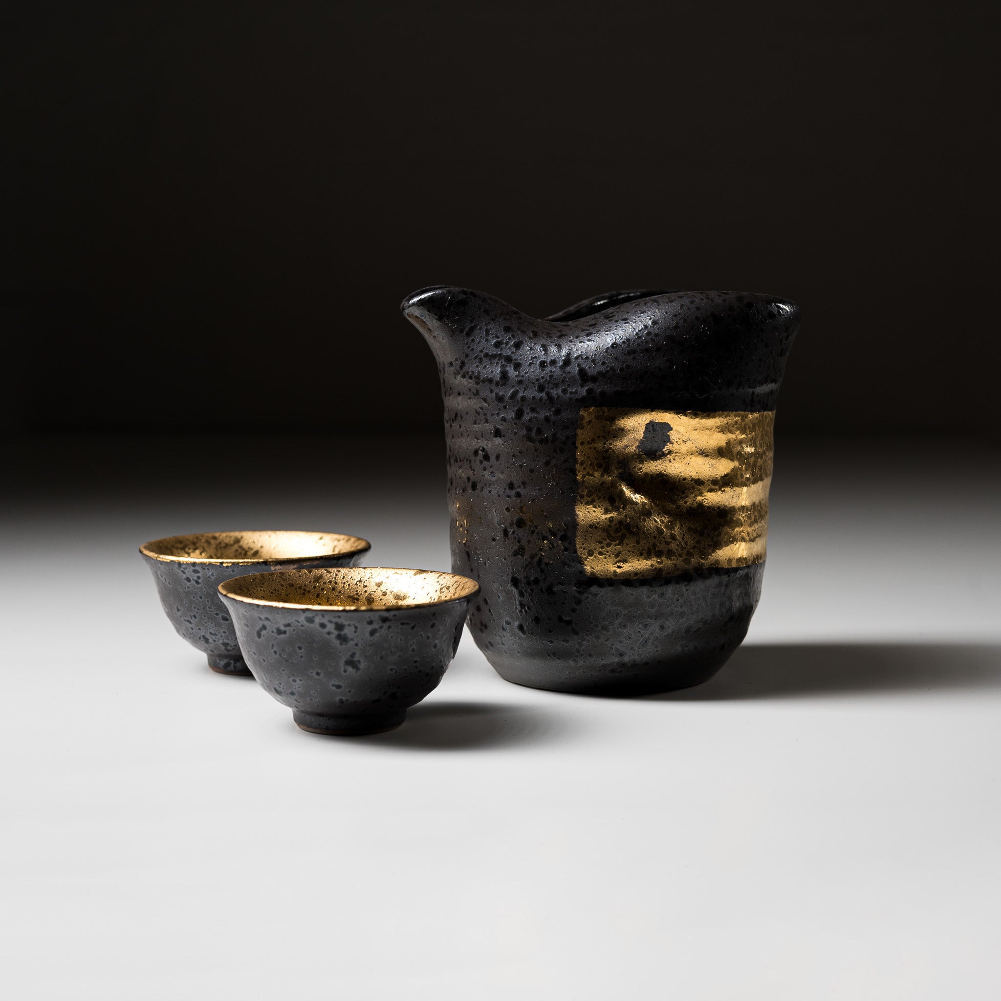 Premium Mino Ware Pottery Sake Set - Handcrafted Black & Gold Twisting Design - Traditional Japanese Ceramic Sake Cups & Decanter - Perfect for Japanese Dining, Gift Giving & Home Decor
