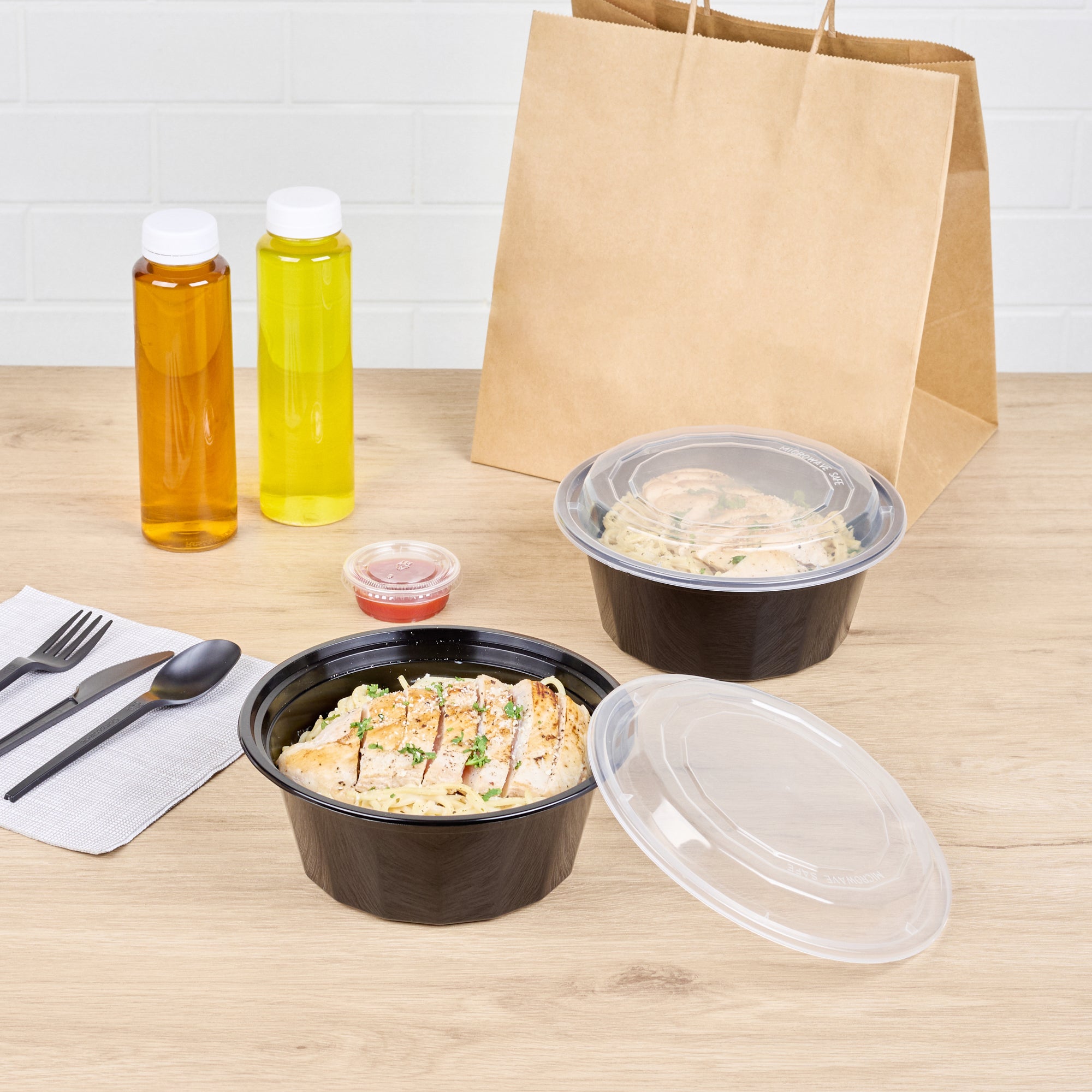 32 oz Black Plastic Food Storage Containers with Clear Lids - 50 Pack, Microwave Safe To-Go Boxes (7.25