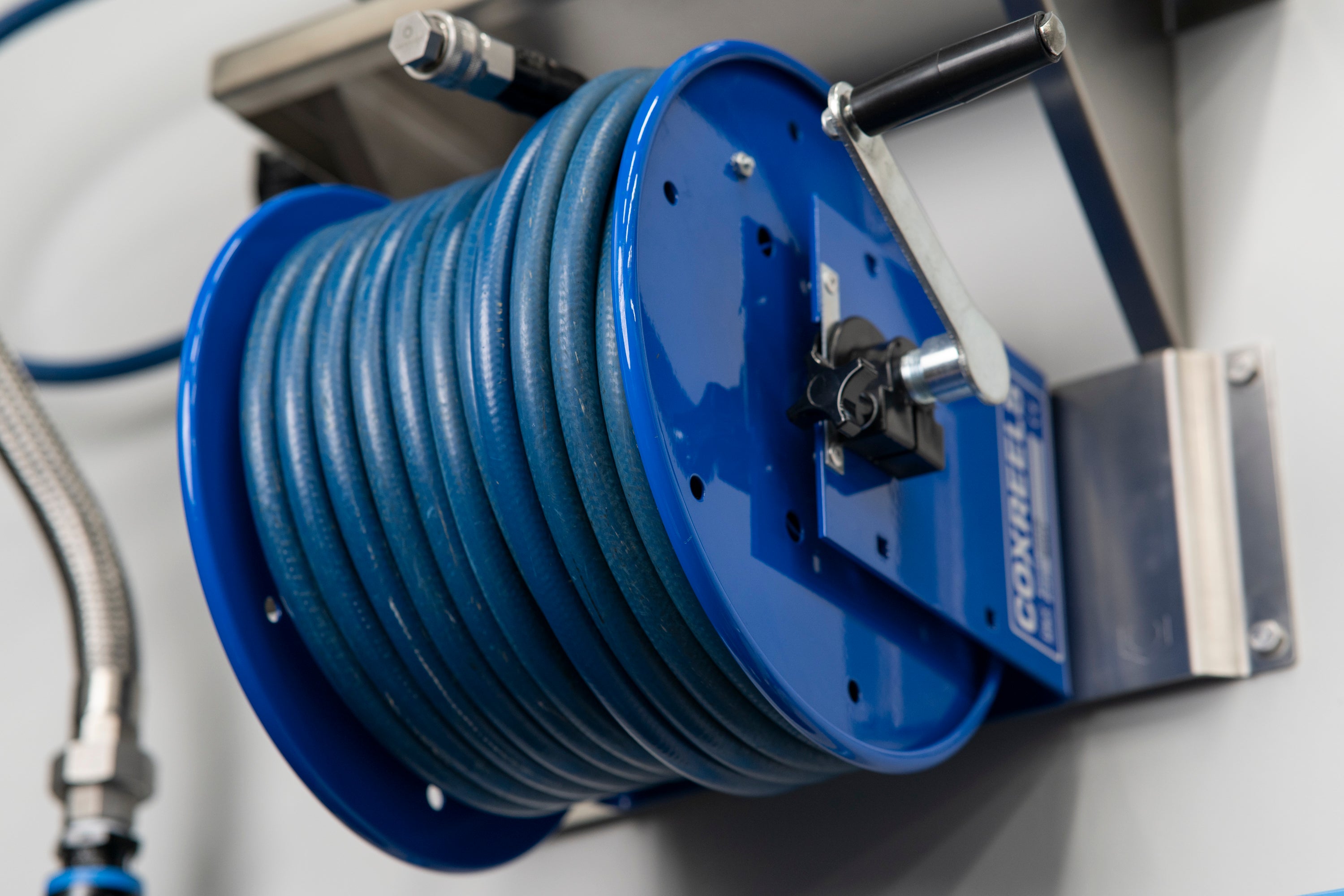 Heavy Duty Hand Crank Hose Reel - 150ft Capacity, Wall Mountable Water Hose Storage for Garden, Yard & Workshop - Durable Outdoor Watering Solution