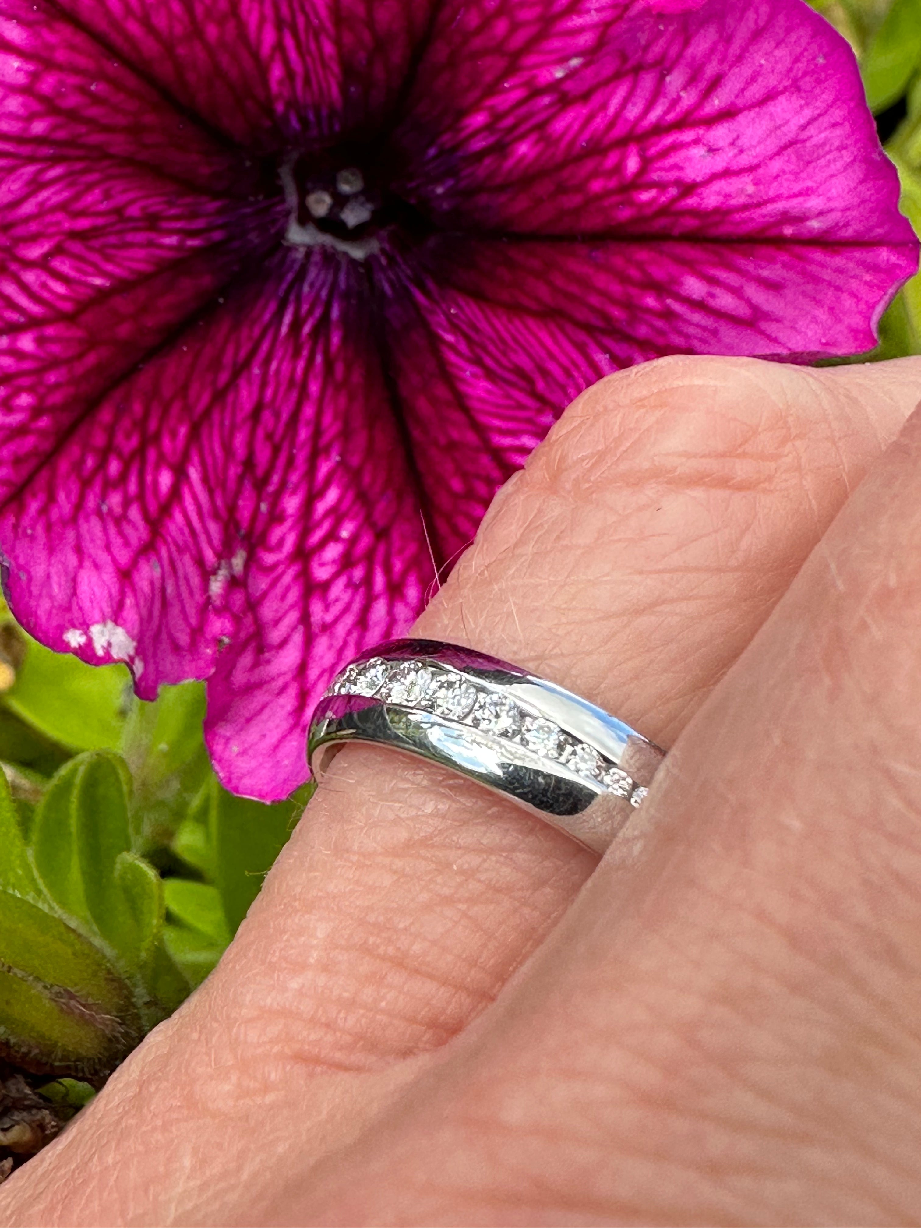 18K White Gold Women's Diamond Ring - 0.28ct TW VS1 Brilliant Cut Engagement/Wedding Band - Perfect for Proposals, Anniversaries & Special Occasions