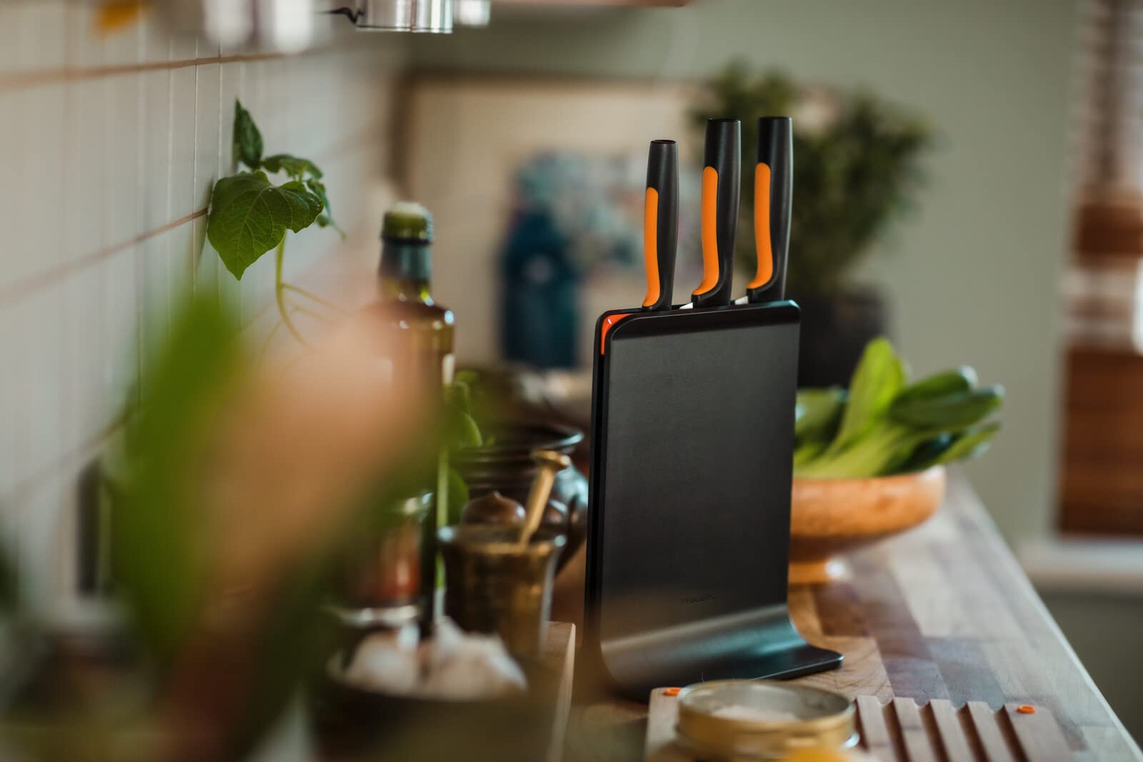 Fiskars 3-Piece Knife Set with Block - Includes Chef's, Santoku & Vegetable Knives - Ergonomic Kitchen Knives for Precise Cutting - Black Plastic Knife Holder - Perfect for Home Cooking & Meal Prep