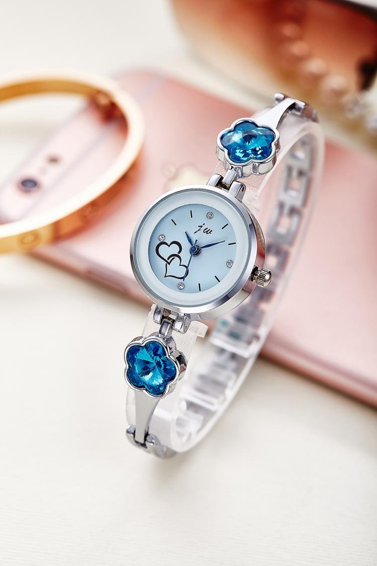 Casera Silver Analog Casual Wrist Watch for Women & Girls - Stylish Everyday Timepiece for School, Work, and Fashion Accessories