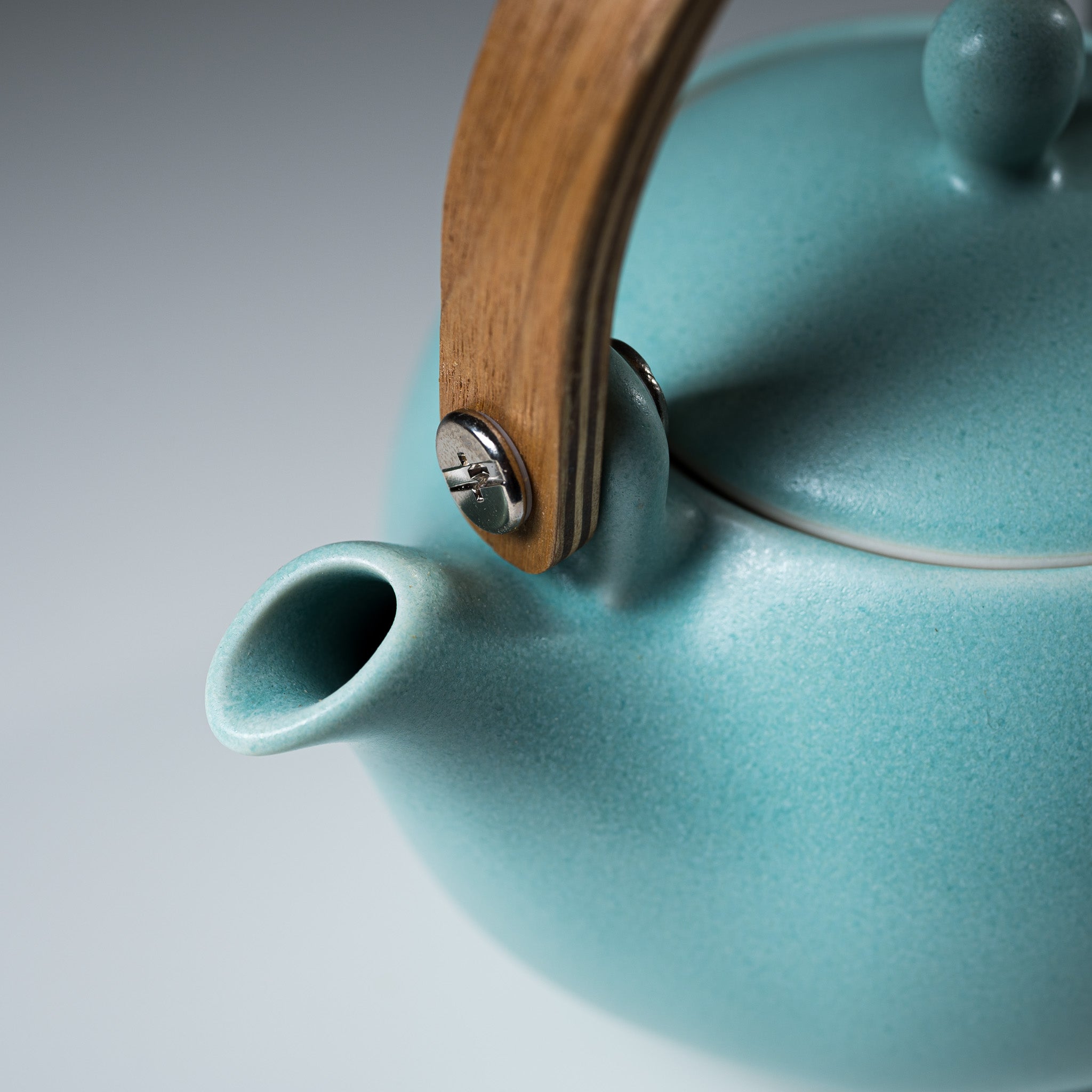 Yui Wooden Handle Teapot 330ml - Pastel Green Ceramic Tea Pot with Infuser, Perfect for Loose Leaf Tea, Herbal Tea & Home Decor - Ideal for Tea Lovers, Gift Giving & Cozy Afternoons
