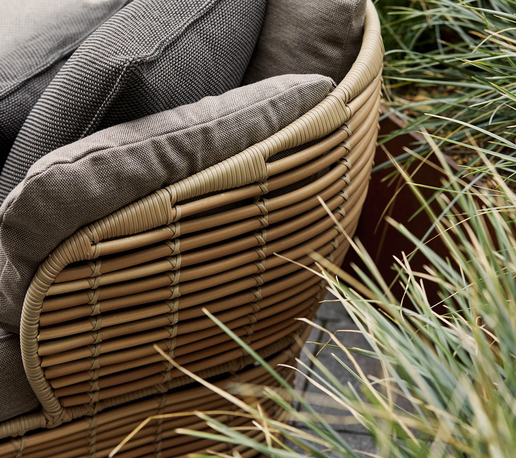 2-Seater Outdoor Wicker Sofa Set - Patio, Garden, or Poolside Relaxation - Weather-Resistant Rattan Furniture for Backyard & Deck