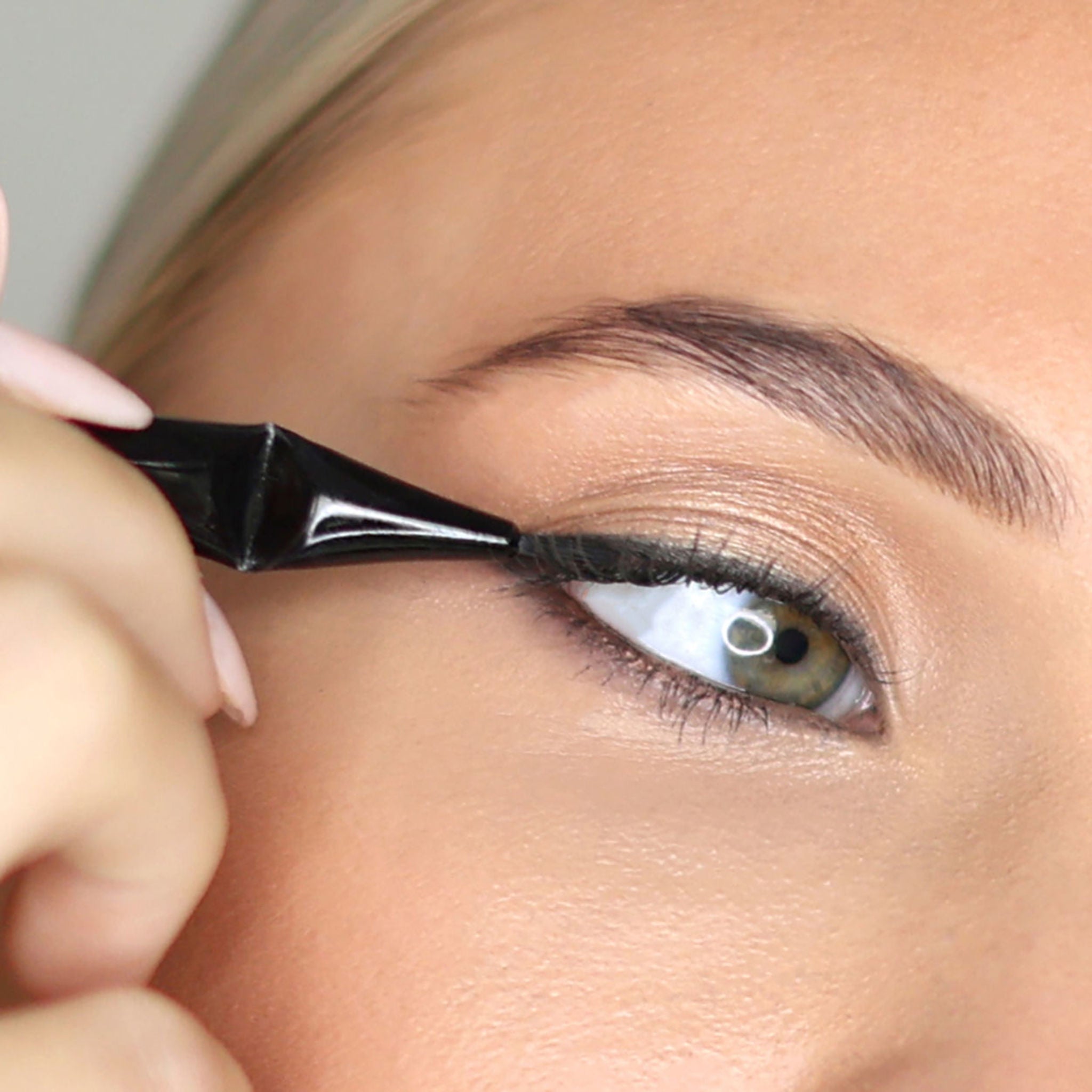 Angled Eyeliner Brush - Professional Makeup Brush for Precise Winged Eyeliner & Eyebrow Definition - Perfect for Smokey Eyes & Everyday Makeup Looks