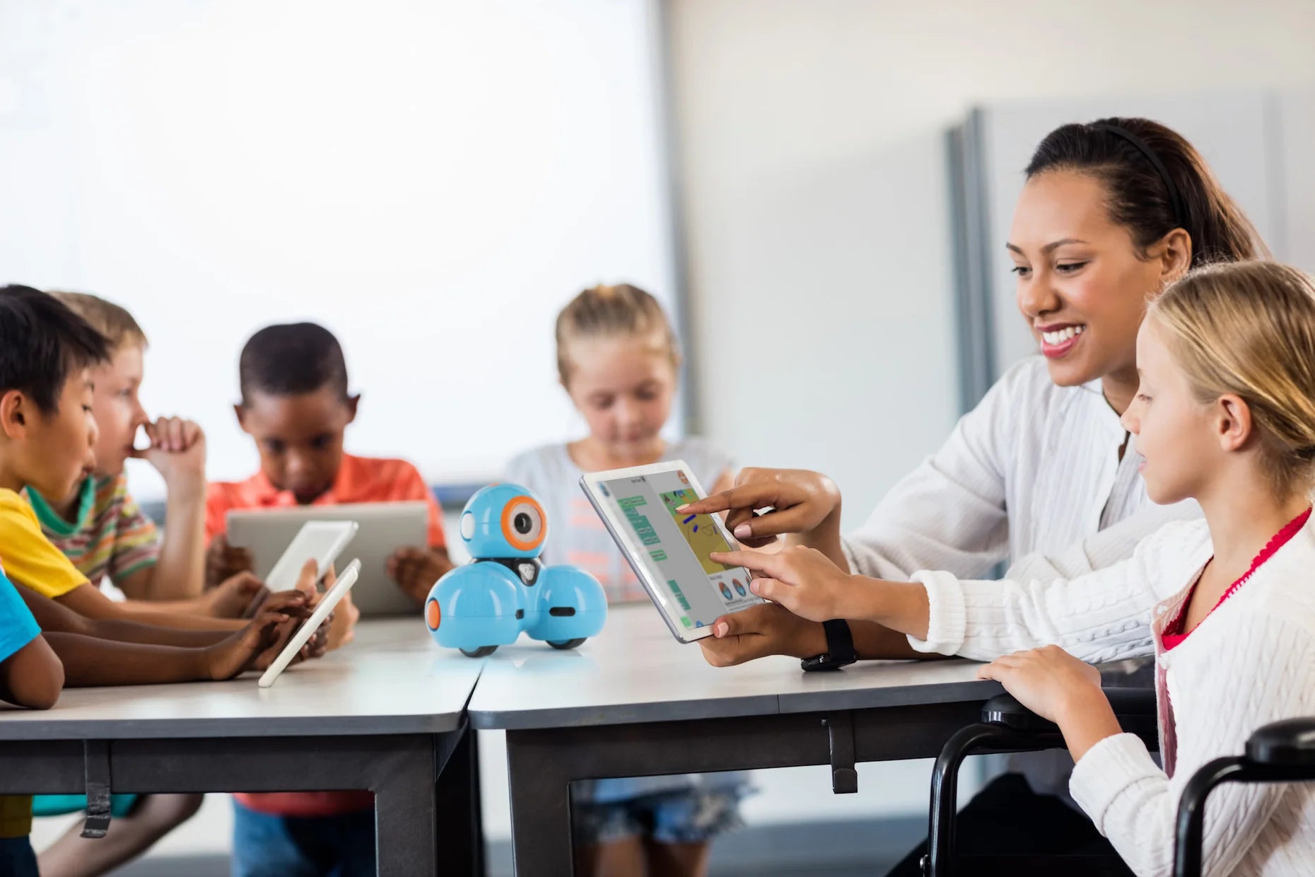 Wonder Workshop Dash Robot - Educational Coding Robot for Kids | STEM Learning Toy for Schools & Home | Perfect for Classroom Activities & Homeschooling
