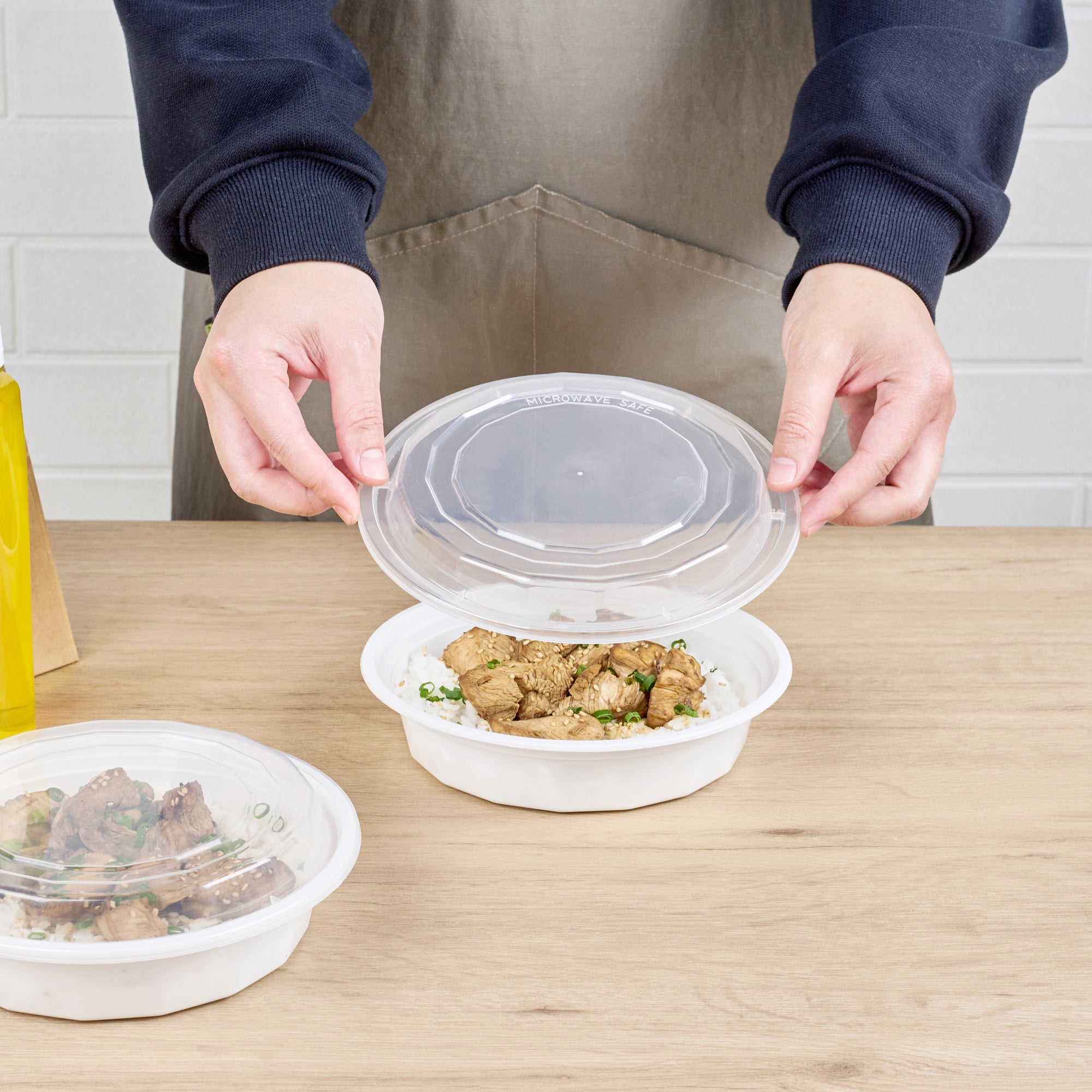 24 oz Round White Plastic Food Storage Containers with Clear Lids - 50 Pack, Microwave Safe To-Go Boxes (7.25