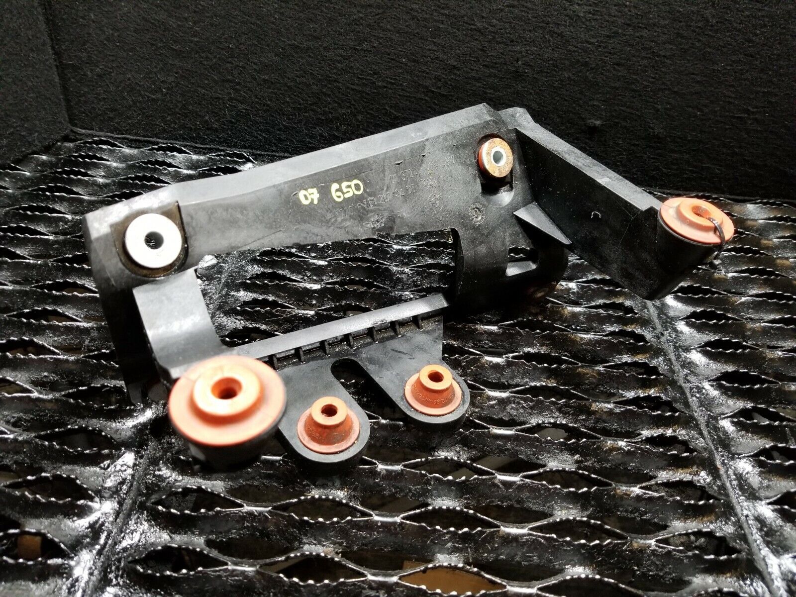 2006-2010 BMW 650i E63 Dynamic Drive Valve Block Pump Support Bracket - OEM Replacement Part for Smooth Suspension Performance - Perfect for DIY Repairs & Professional Garage Maintenance