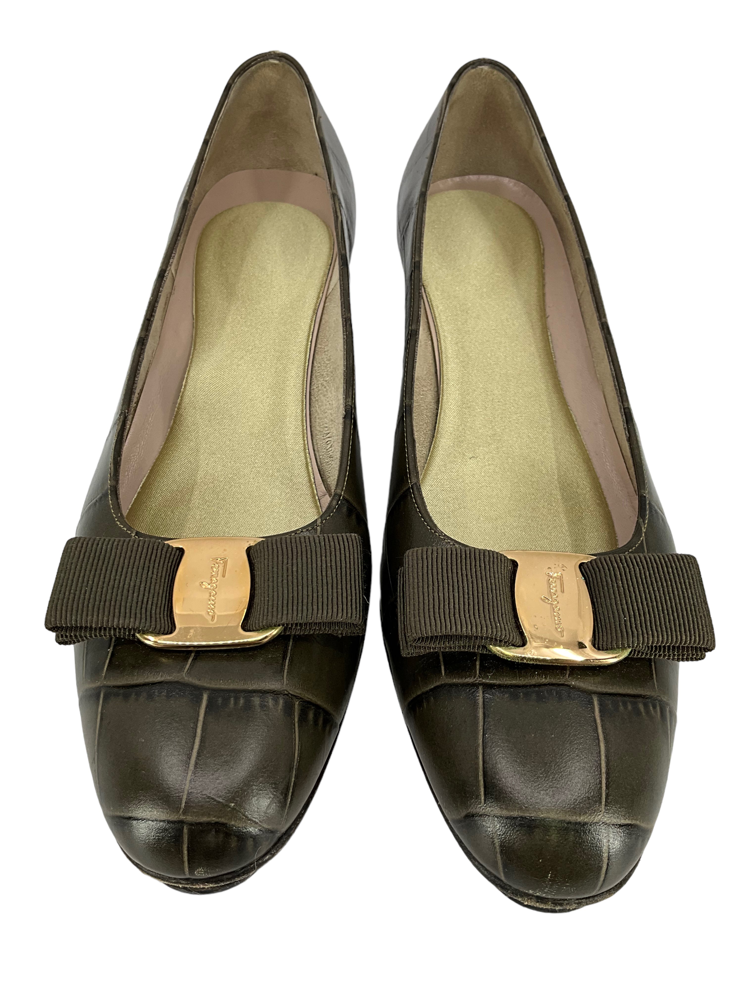 Salvatore Ferragamo Vara Bow Crocodile Embossed Leather Pumps Women's Size 9.5 - Elegant Dress Shoes for Office, Wedding & Special Occasions