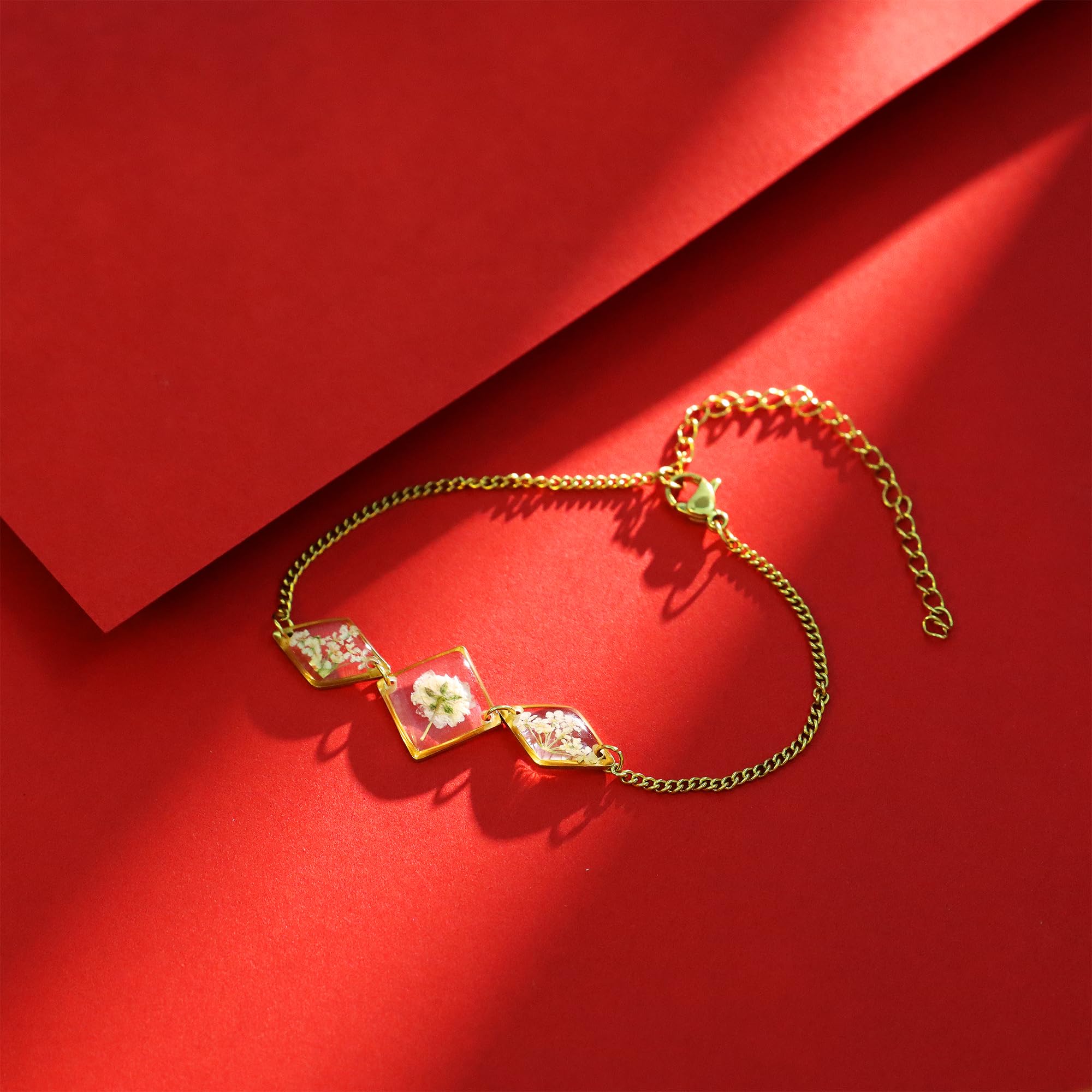 Pressed Flower Bracelet - Handmade Baby's Breath & Queen Anne's Lace Wildflower Resin Bracelet in Gold, Adjustable for Women - Perfect for Weddings, Boho Fashion & Everyday Wear