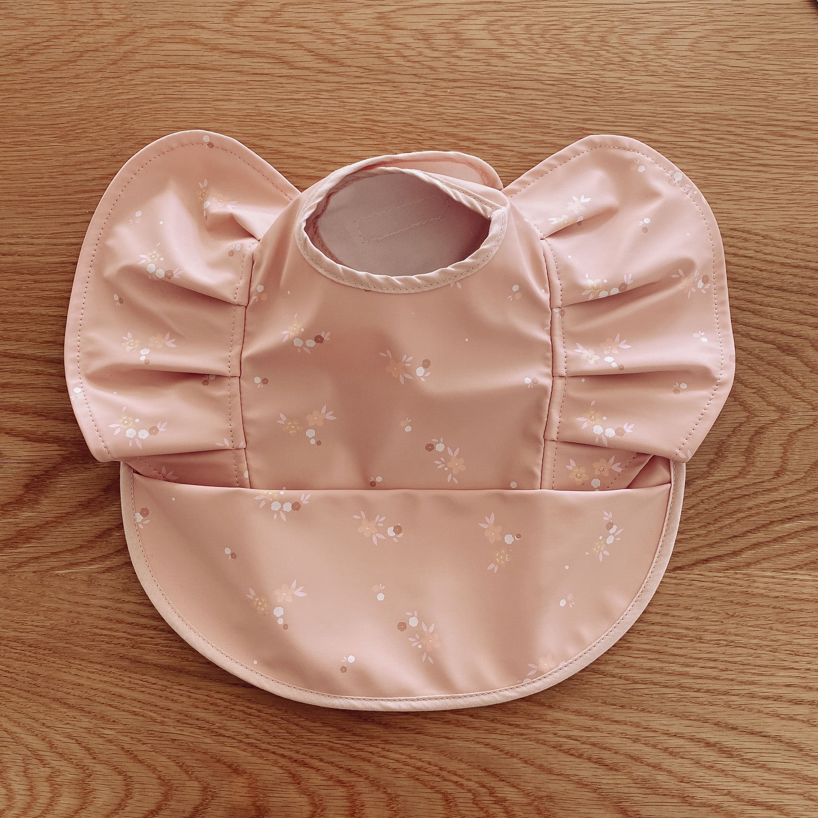 Snuggle Hunny Waterproof Frill Baby Bib - Daisy Pattern for Mess-Free Feeding & Playtime - Perfect for Infants, Toddlers, and Mealtime Adventures
