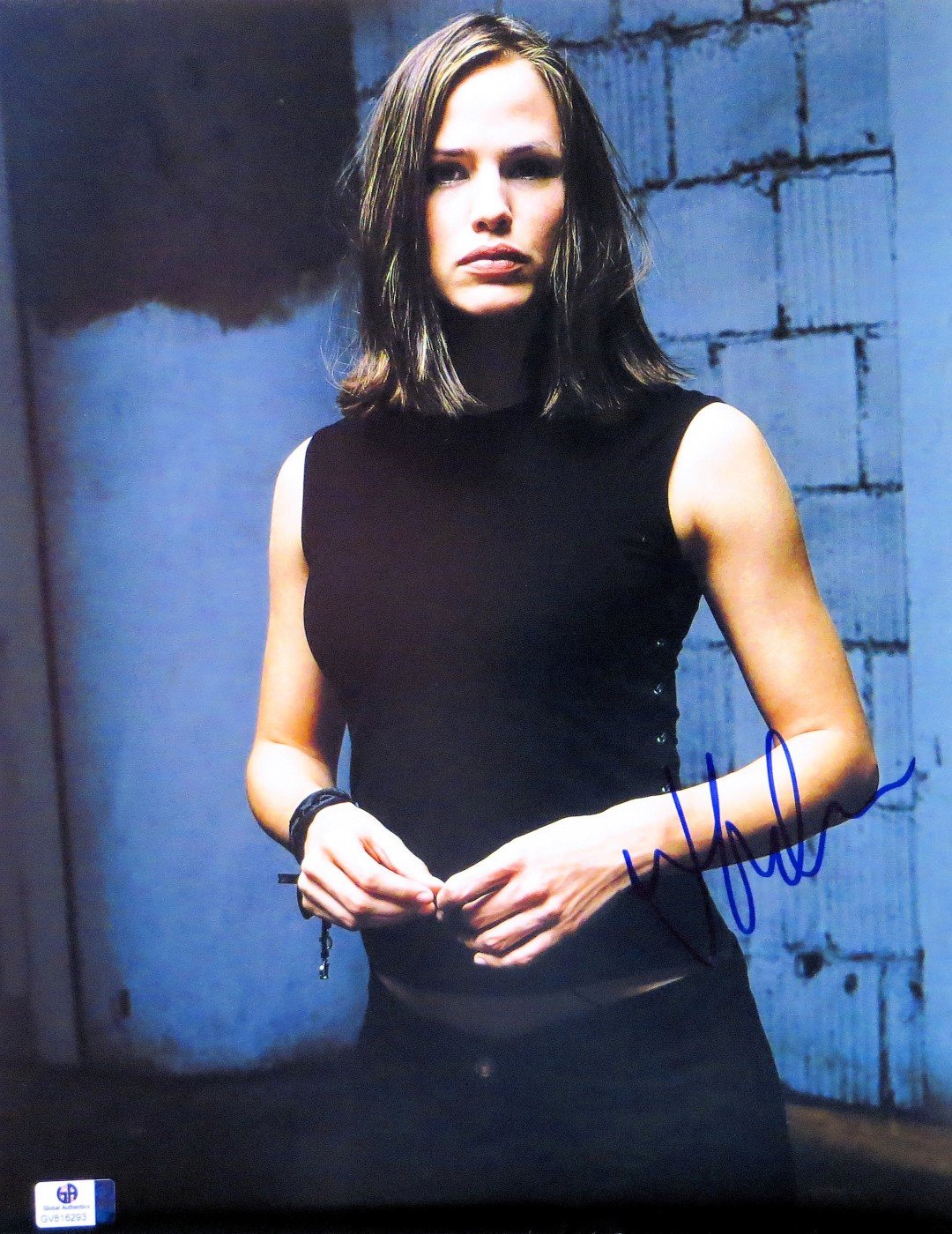 Jennifer Garner Signed Autographed 11x14 Photo - Cute & Sexy All Black Outfit - Limited Edition Collectible - Perfect for Fans, Memorabilia Collectors & Home Decor
