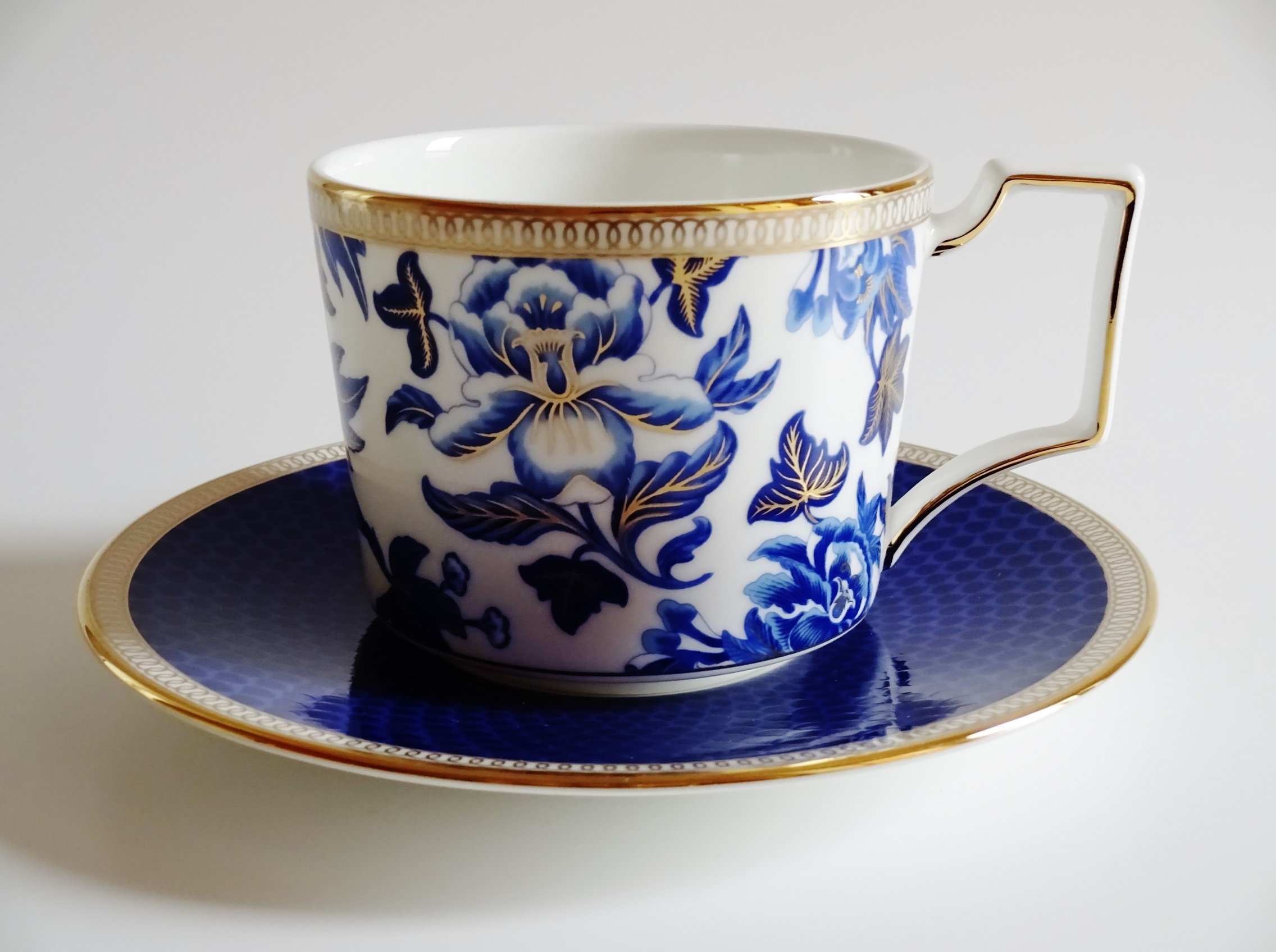 Wedgwood Hibiscus Tea Cup and Saucer Set - Floral Porcelain Tea Set for Afternoon Tea, English Breakfast, or Gift Giving - Elegant Home Dining and Special Occasions
