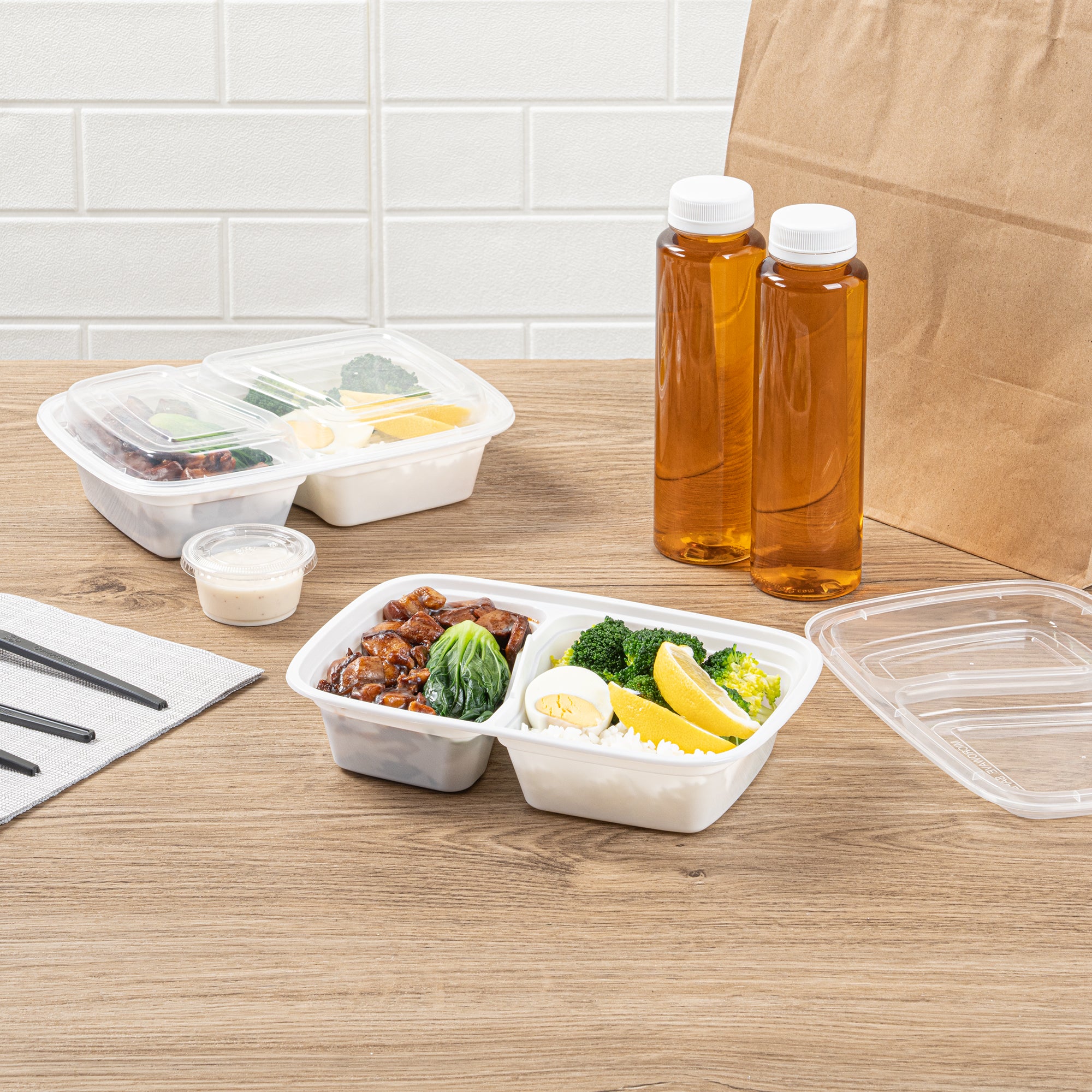 32 oz White Plastic 2-Compartment Food Storage Containers with Clear Lids - Microwave Safe, 8.75