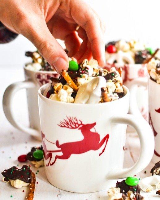 Festive Reindeer Snack Bowl - Christmas Party Serving Dish for Candy, Nuts & Treats | Holiday Home Decor & Entertaining Essentials