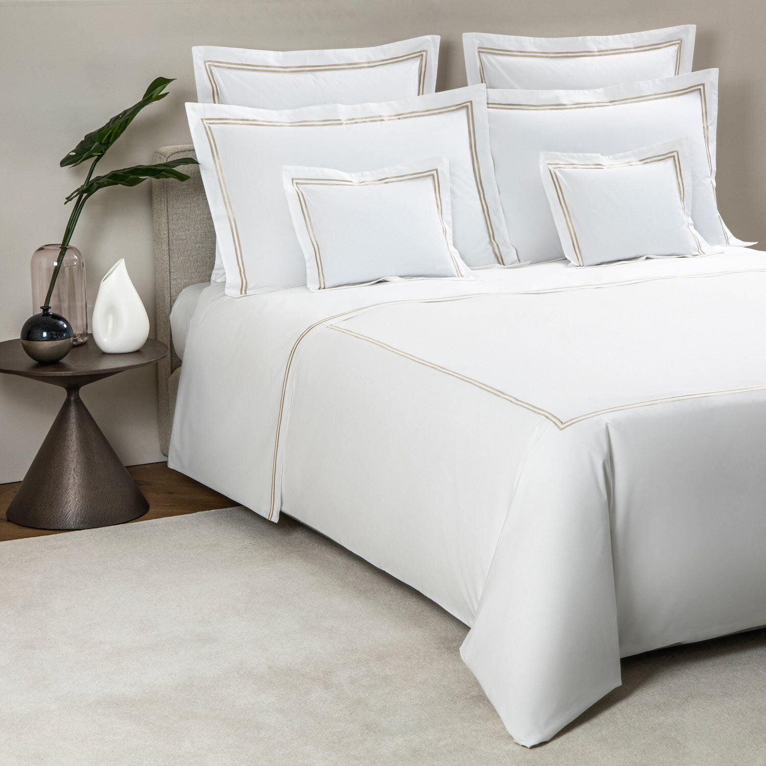 Frette Luxury Hotel Classic Duvet Cover Set - Queen Size White & Khaki for Bedroom Decor & Hotel-Style Comfort