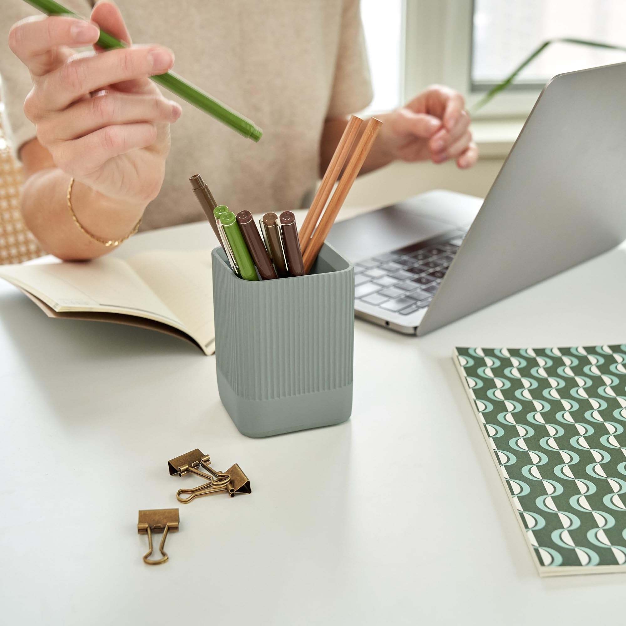 KIBAGA Modern Concrete Pen Holder - Aesthetic Desk Organizer for Pencils, Pens & Office Supplies - Stylish Office Decor & Functional Workspace Accessory - Perfect for Home Office, Study & Workspace Organization