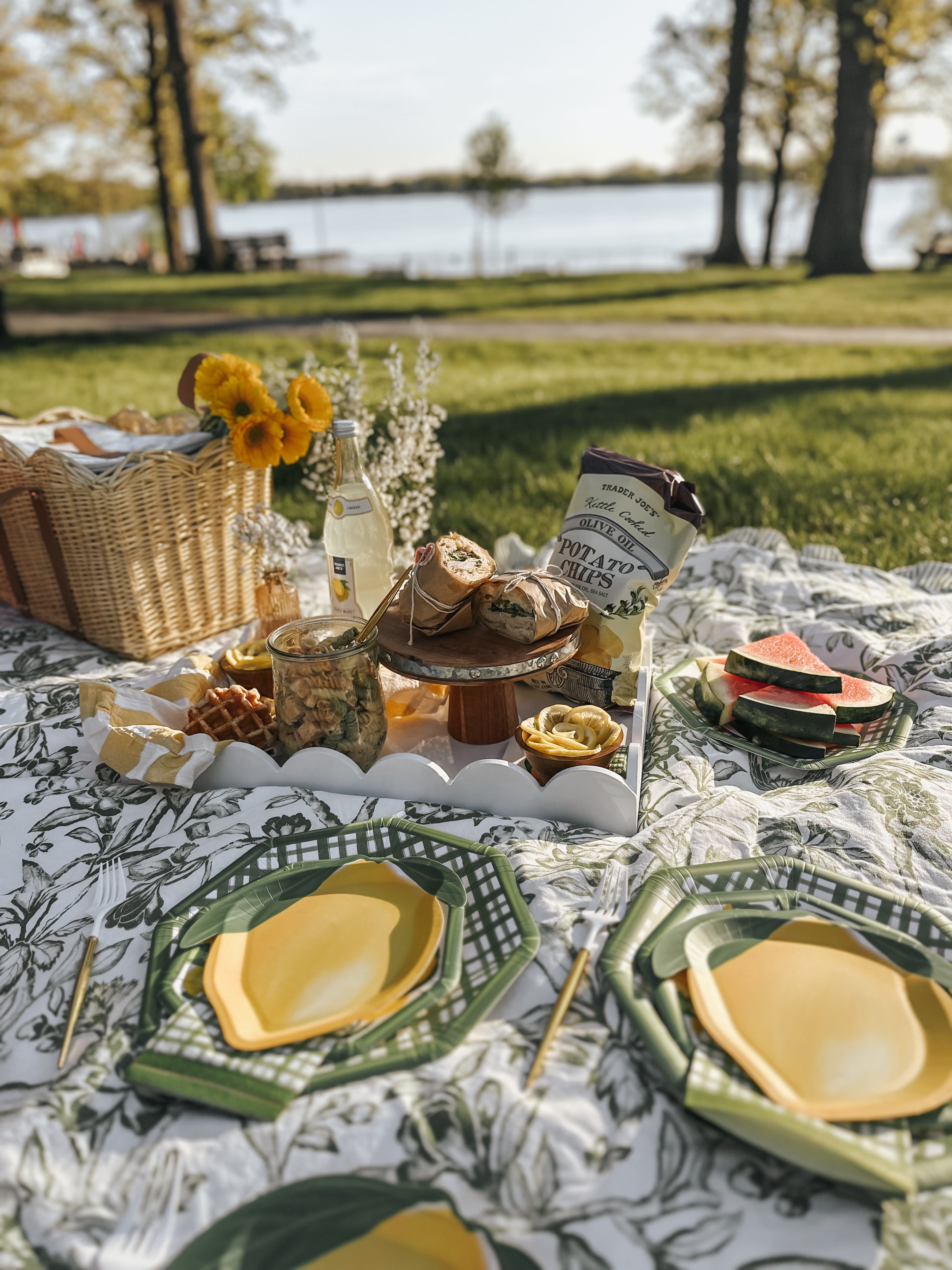 Elegant Lemon and Stem Table Setting for Dining & Entertaining - Perfect for Weddings, Parties & Home Decor