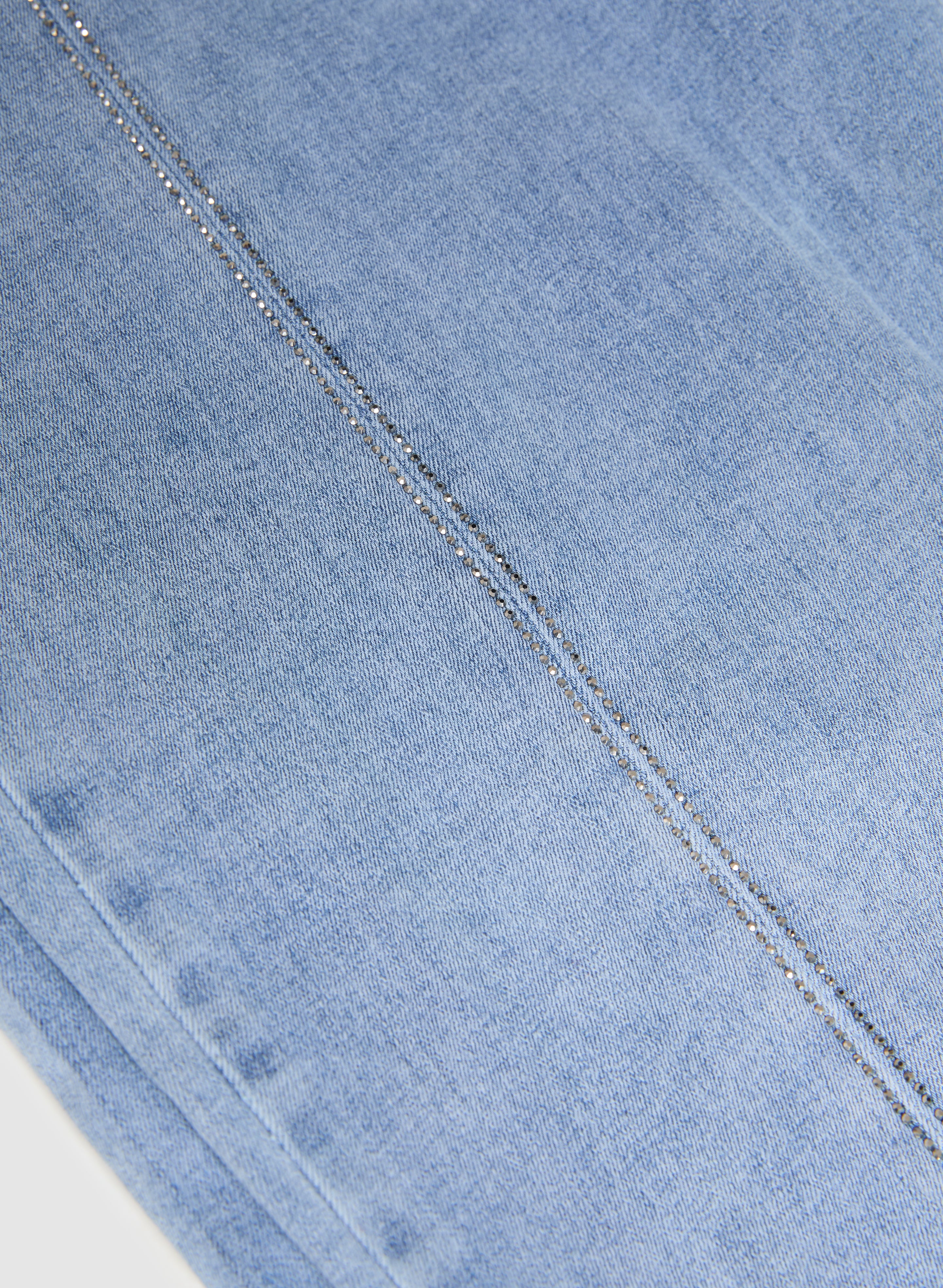 Stylish Women's Denim Capris with Patch Pockets - Comfortable Stretch Jeans for Casual Wear & Summer Outfits