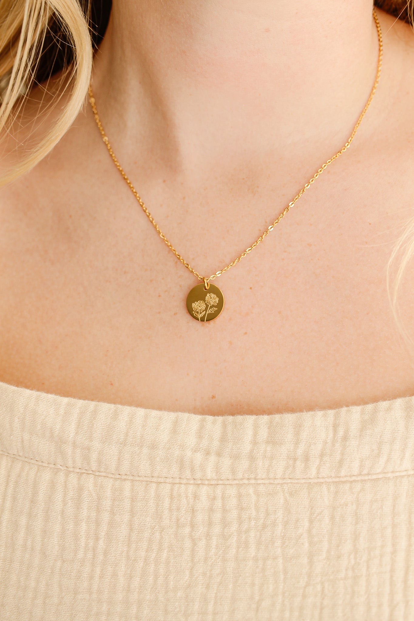 Gold Birth Flower Necklace - Personalized Floral Jewelry Gift for Women - Perfect for Birthdays, Anniversaries & Mother's Day