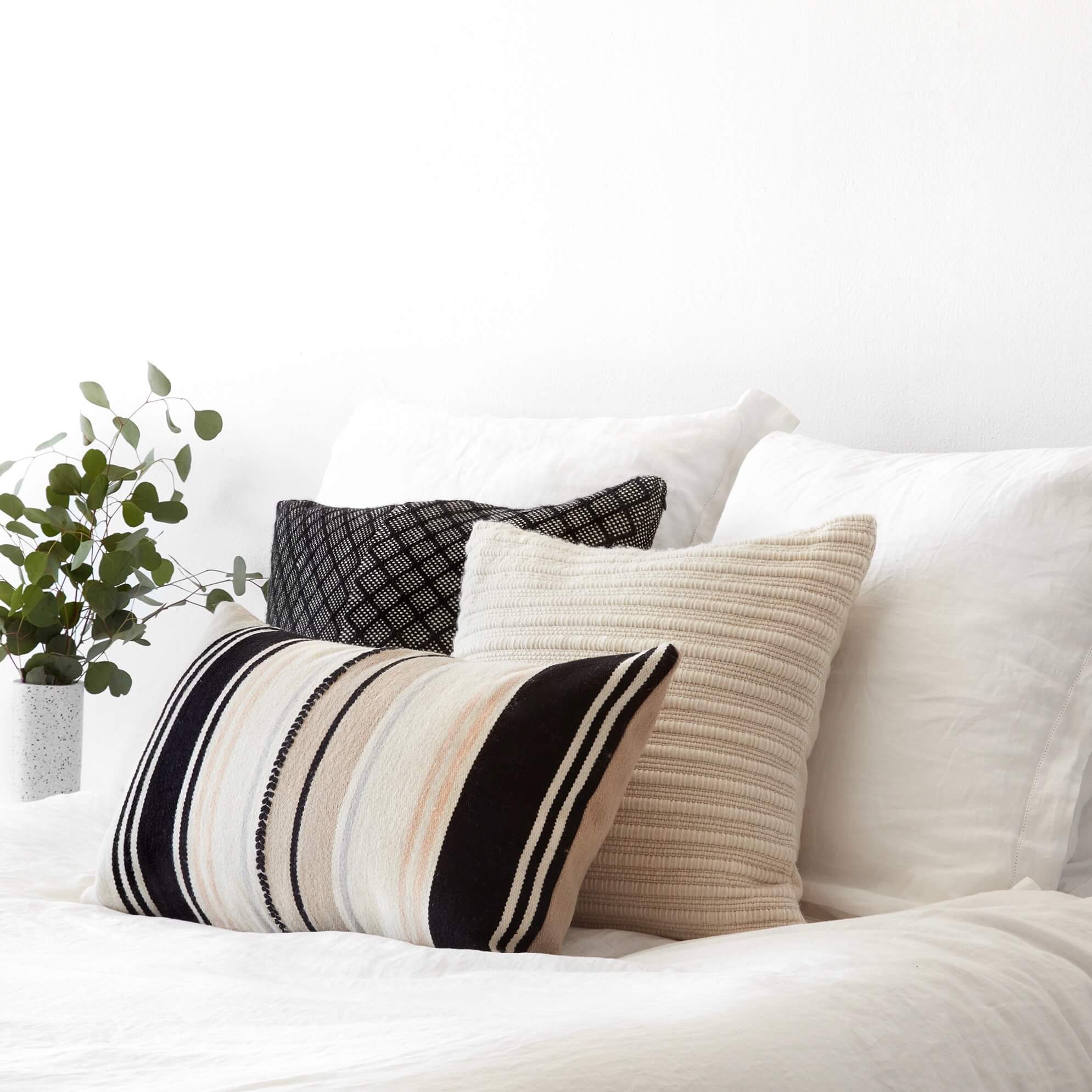 La Duna Textured Pillow - Soft & Stylish Decorative Throw Pillow for Living Room, Bedroom, or Sofa - Perfect for Home Decor and Cozy Comfort