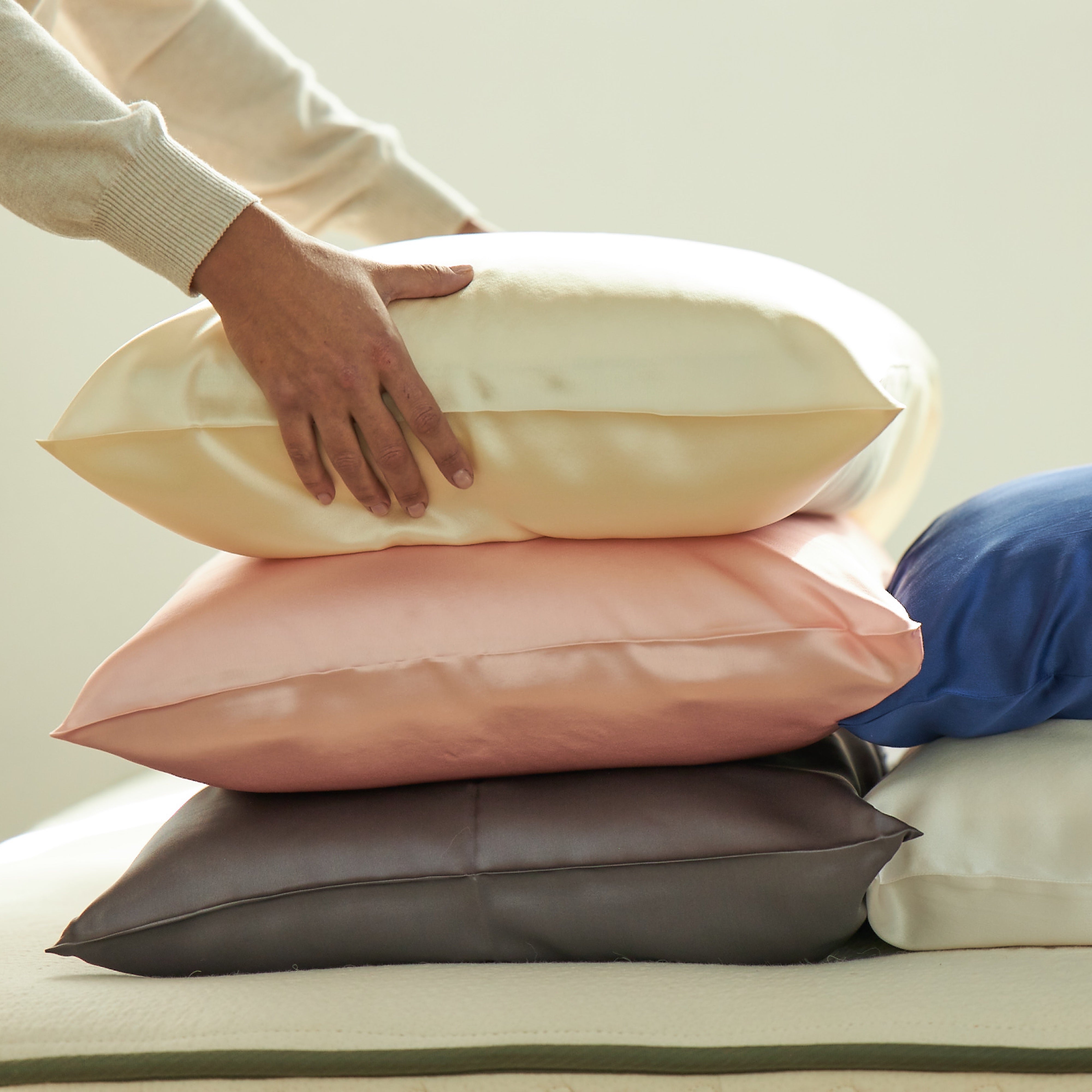 Premium 100% Mulberry Silk Pillowcase for Hair & Skin Care - Hypoallergenic, Anti-Wrinkle, Smooth & Cooling - Perfect for Beauty Sleep, Travel & Sensitive Skin