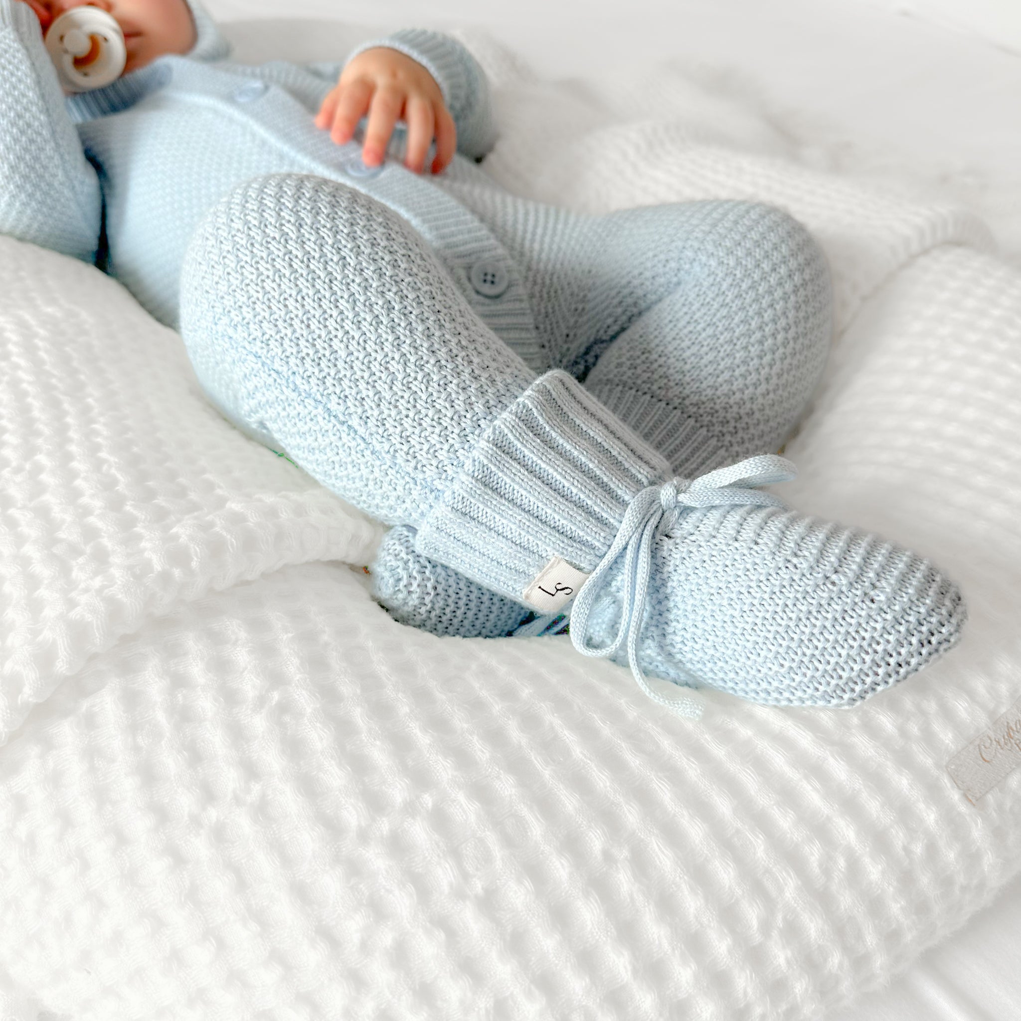 Cozy Knitted Baby Booties - Soft Sky Blue Winter Booties for Newborns & Infants - Perfect for Cold Weather, Photo Shoots & Gifts