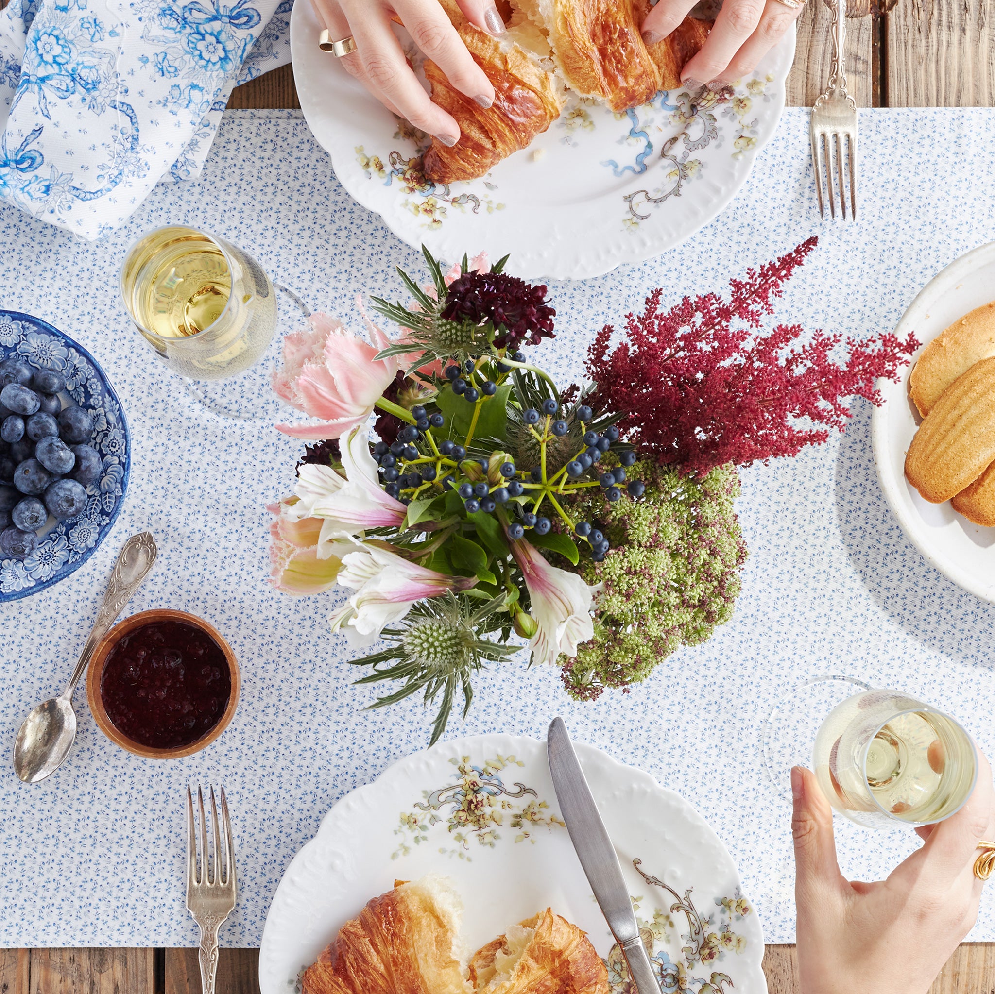 Elegant Table Runner for Dining Room Decor - Perfect for Weddings, Parties & Holiday Tablescapes