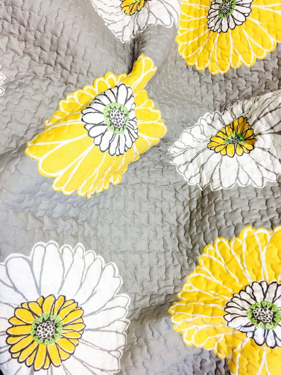 Hypoallergenic Polyester Microfiber 3-Piece Quilt Set - Full/Queen Size Gray with White & Yellow Sunflower Design | Soft Bedroom Bedding for Cozy Sleep & Home Decor