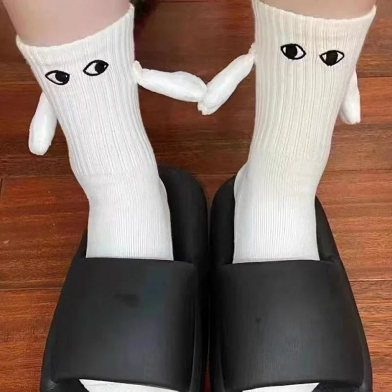 Harajuku Couple Cotton Socks - 2 Pairs Magnetic Hand Holding Socks for Couples, Black & White Unisex Long Socks - Perfect for Valentine's Day Gifts, Anniversary Presents and Romantic Couple Activities