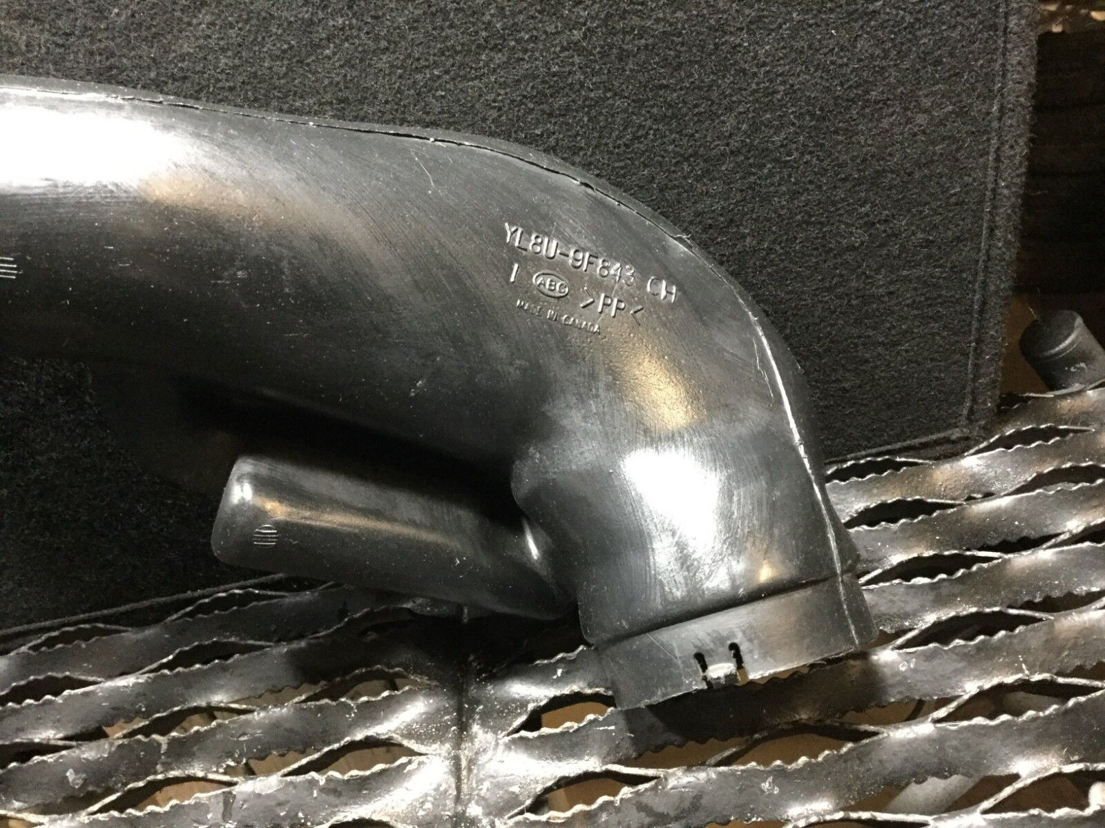 Ford Escape 3.0L Air Intake Hose Pipe Duct - OEM Replacement Part 01 02 03 04 05 06 07 - Improve Engine Performance & Fuel Efficiency