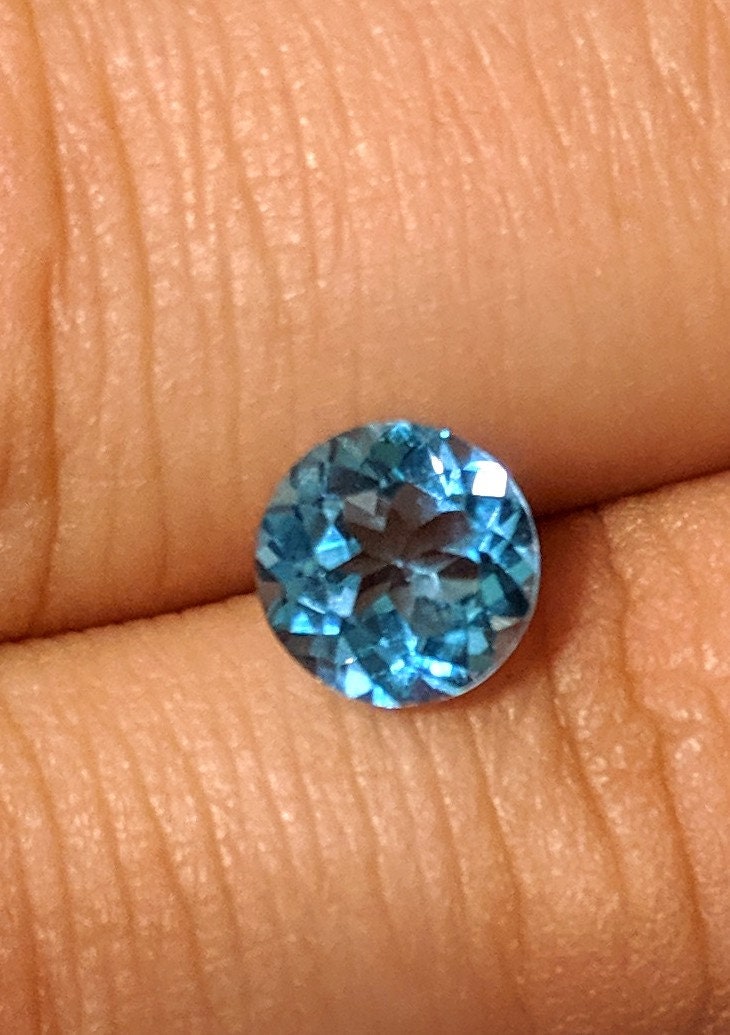 1.5ct Natural African Swiss Blue Topaz Loose Stone - 7mm Round, VVS Eye Clean, Exceptional Color & Clarity - Wholesale Gemstone for Jewelry Making, Engagement Rings & Unique Gifts