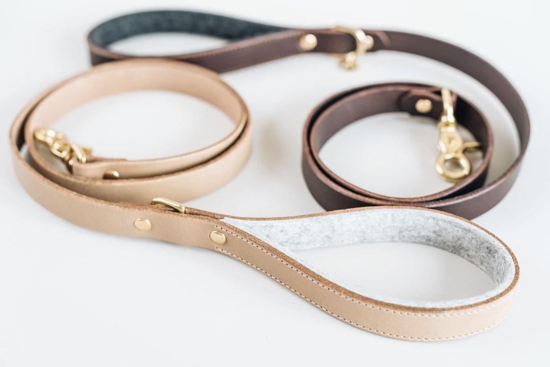 Premium Short Leather Dog Leash with Heavy-Duty Hitch Clip - Durable & Stylish for Small to Medium Dogs - Perfect for Walking, Training & Outdoor Adventures