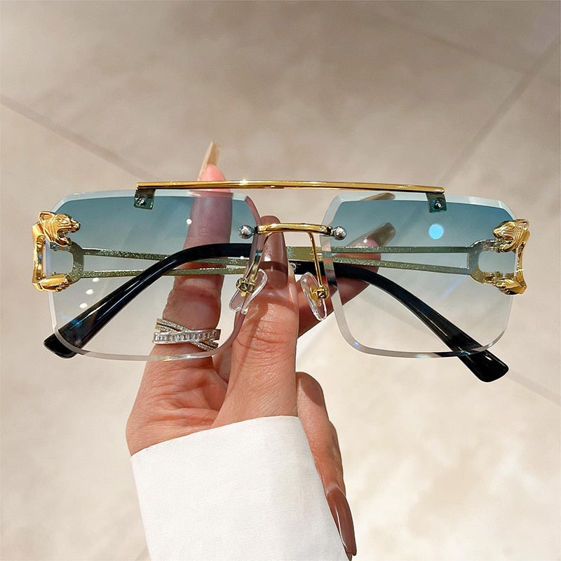 Stylish Women's Oversized Square Sunglasses - UV Protection, Trendy Fashion Accessory for Outdoor, Beach & Driving